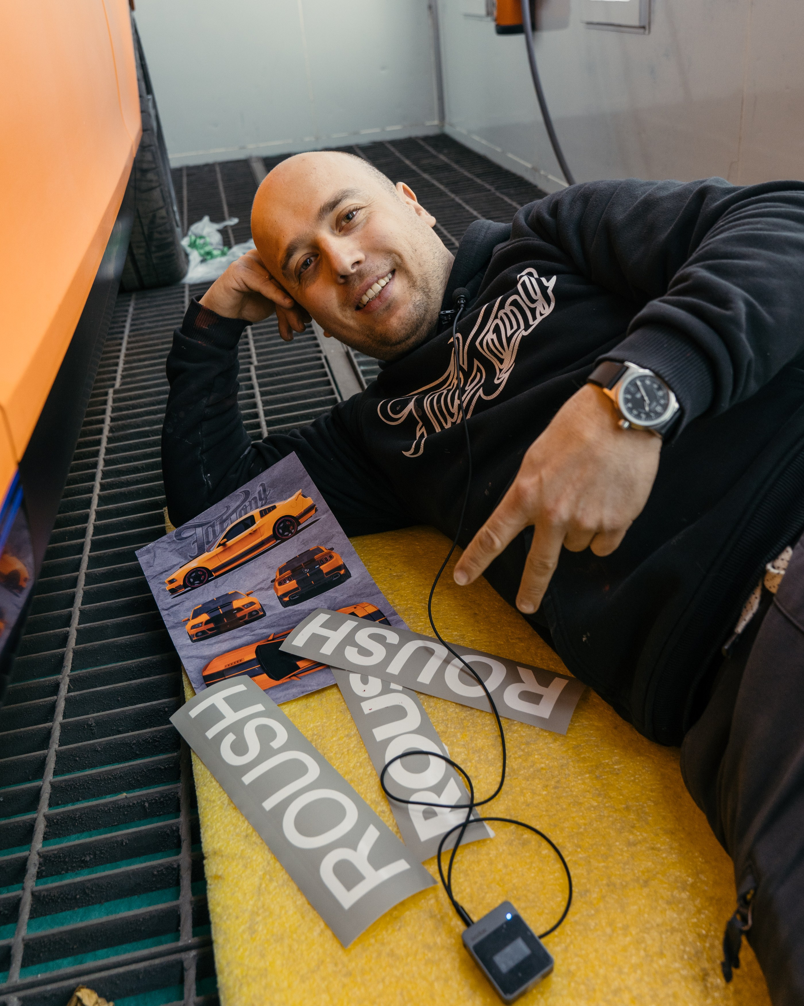 Ford Mustang Roush оранжевый окрас кузова и выкрас полос. DeLorein