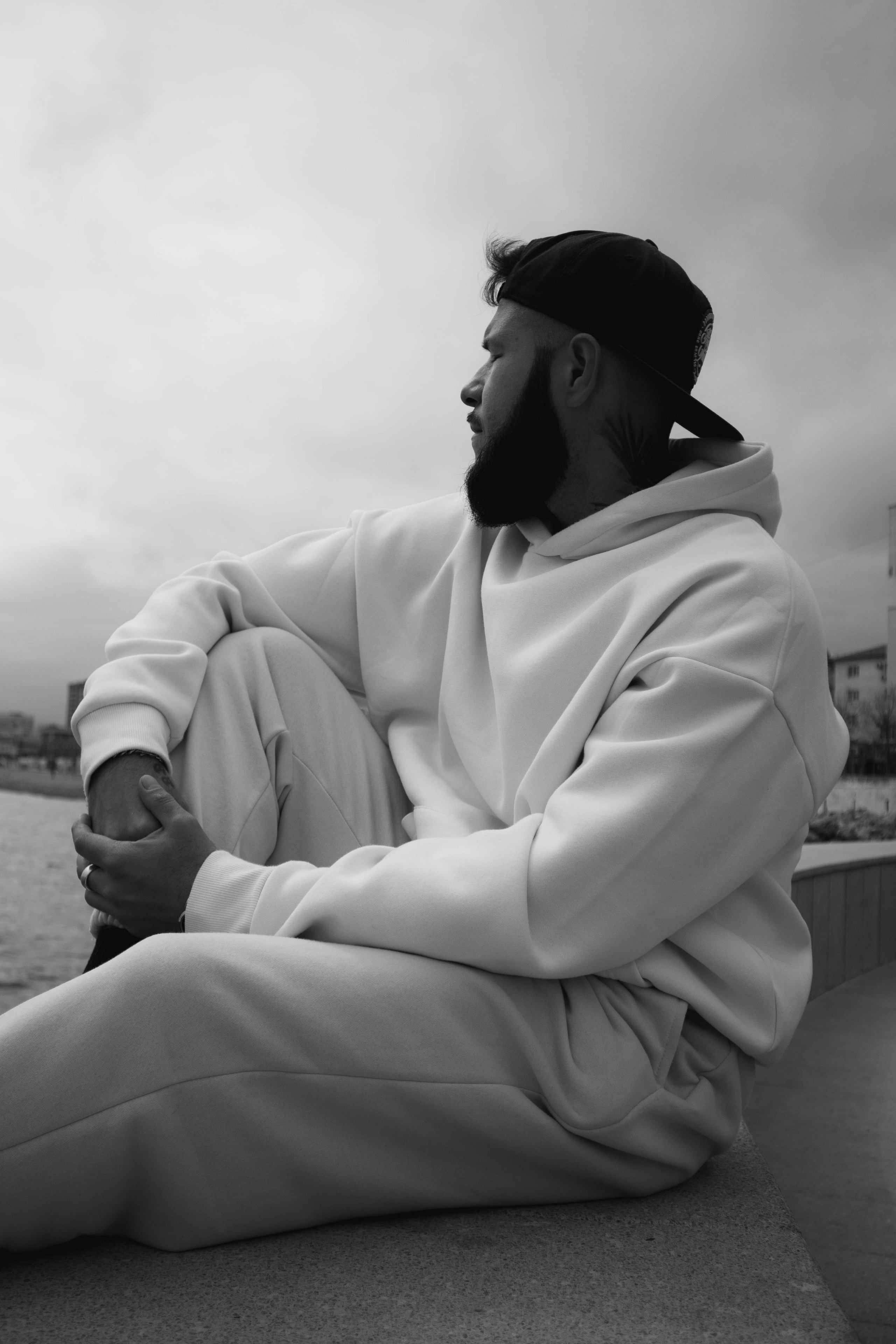 О. Уличный фотограф Города N