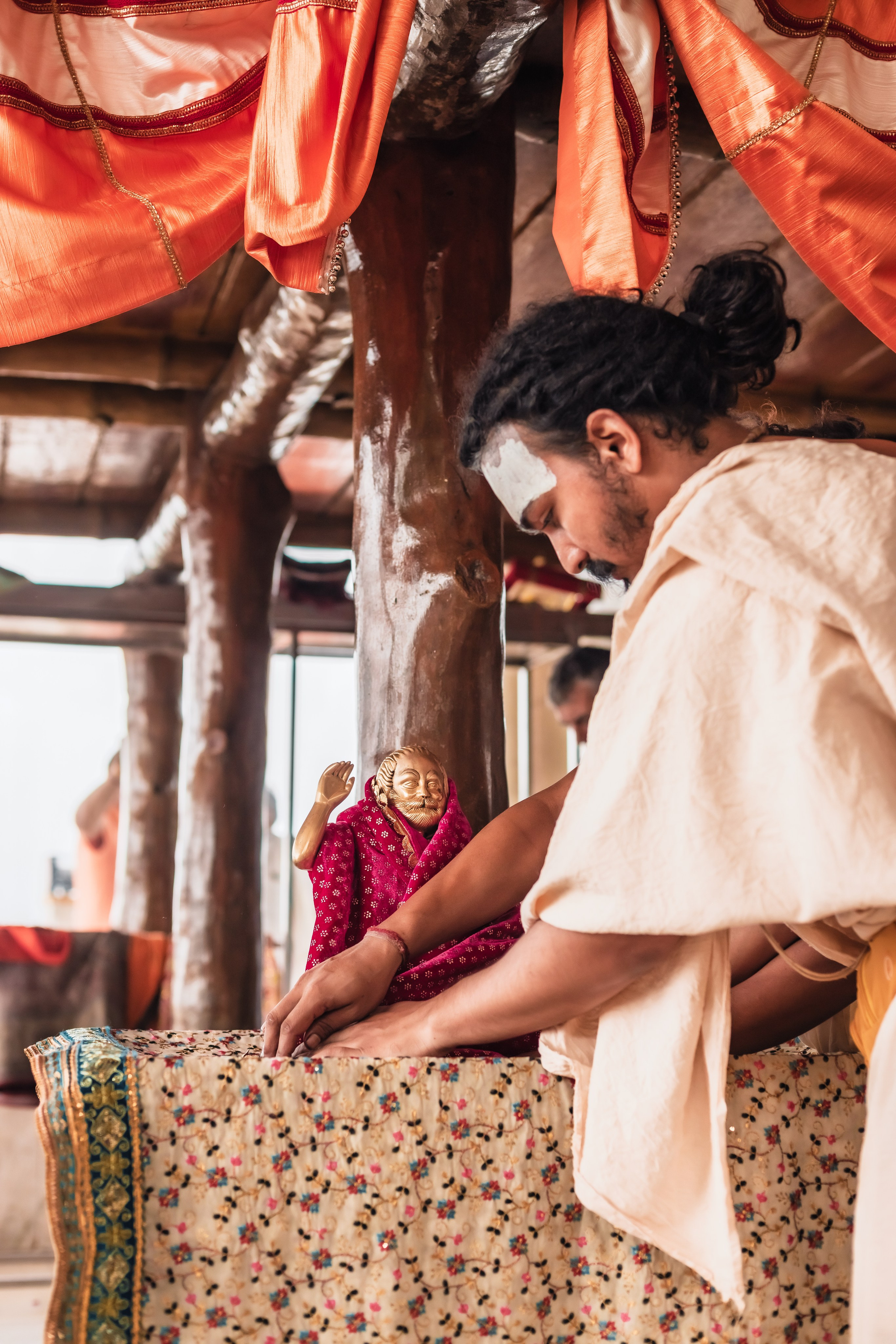 Abhisheka Devraha Baba on Sri Devdas ji maharaj bd. Mariam Bagdasaryan