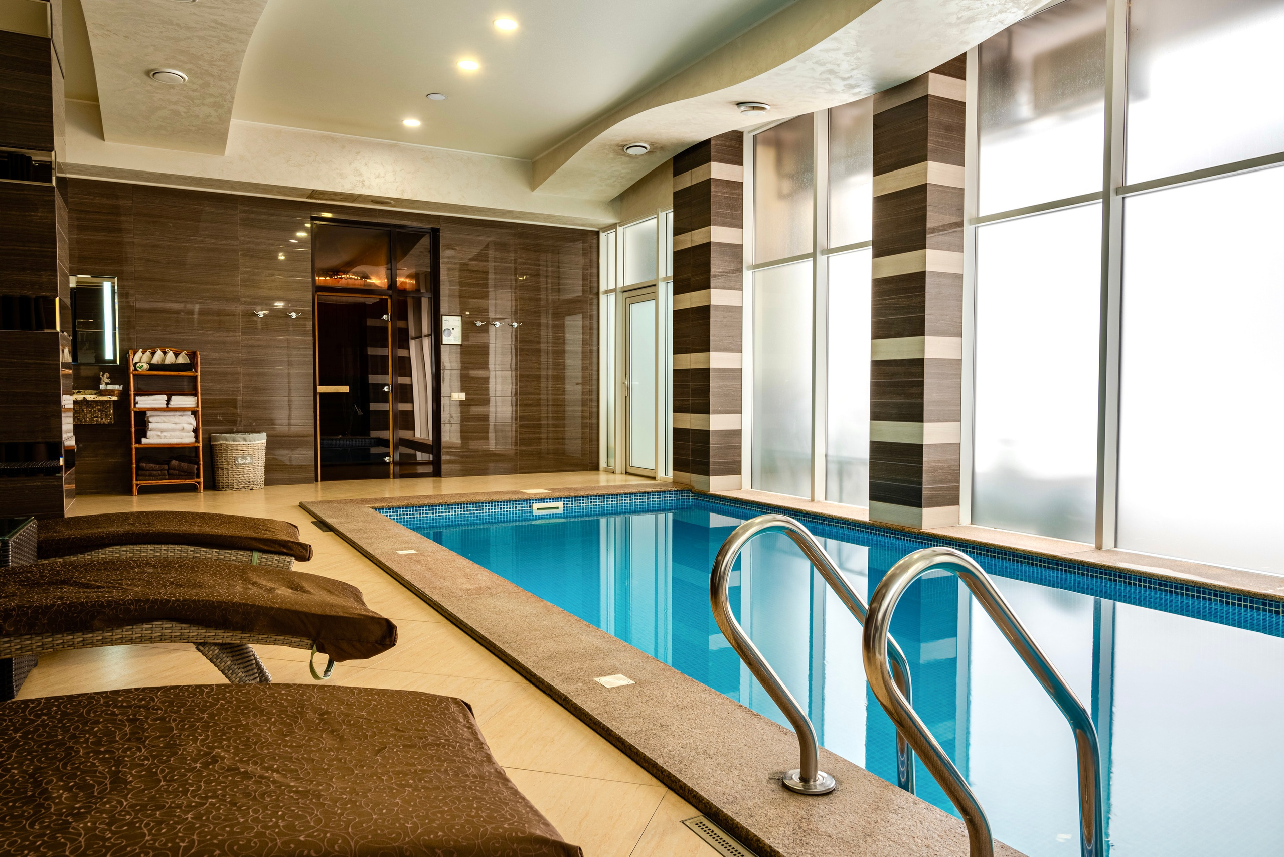 Интерьер. Отель бассейн и ресторан. Предметный фотограф, фото для маркетплейсов Пятигорск, КМВ