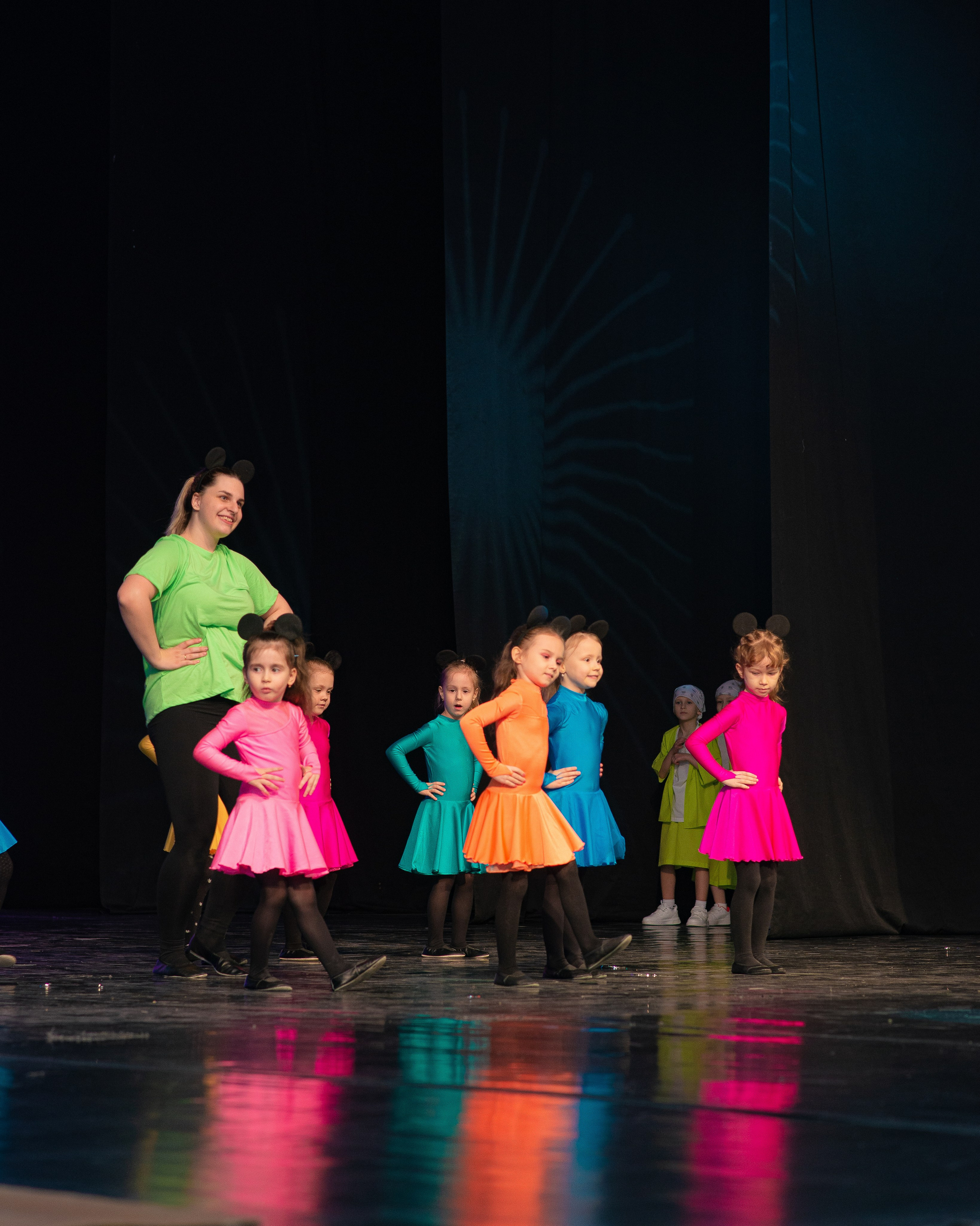 Выступление школы танцев Овация. Семейный фотограф на выписку из роддома и крещение Минск Настя Гришук