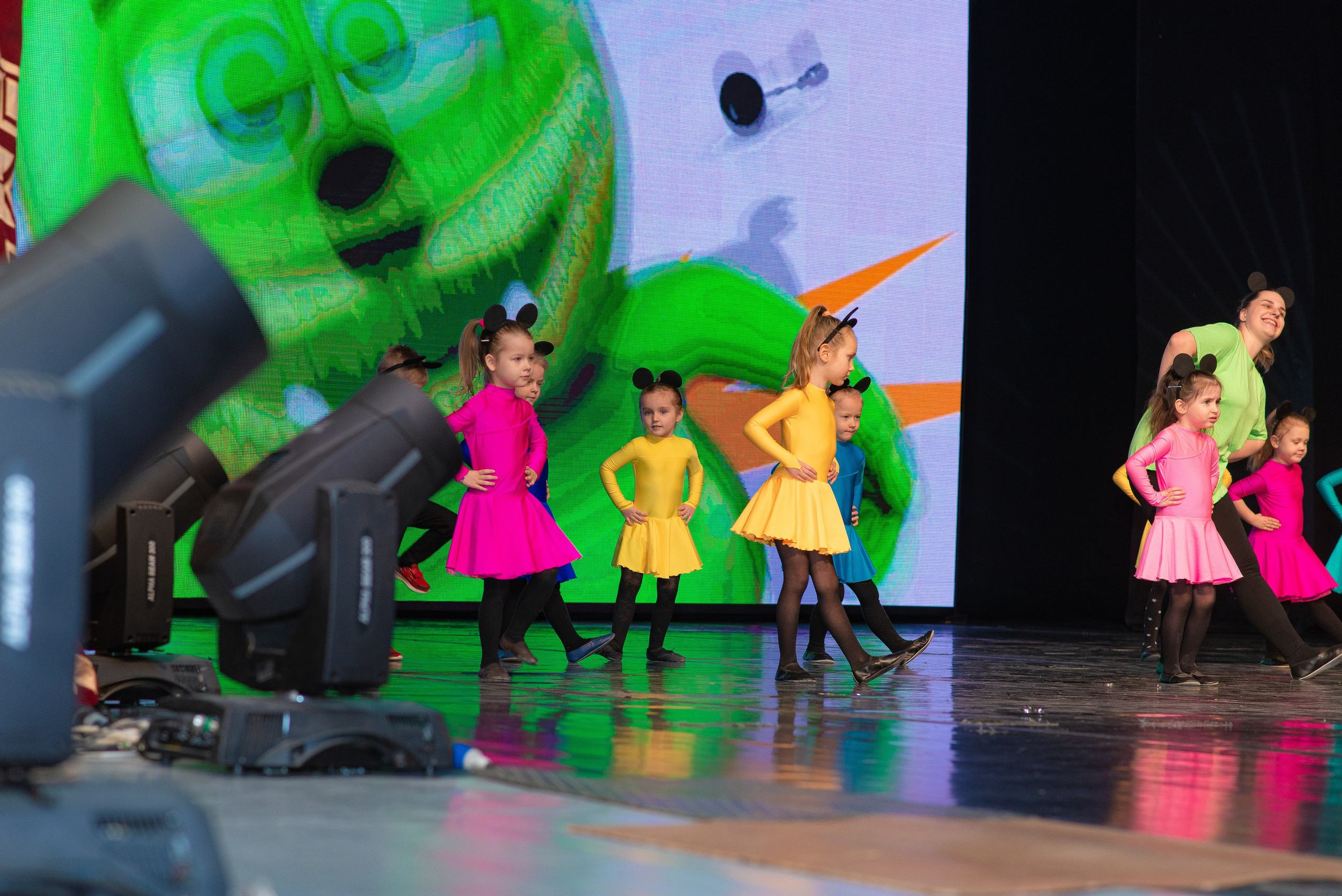 Выступление школы танцев Овация. Семейный фотограф на выписку из роддома и крещение Минск Настя Гришук