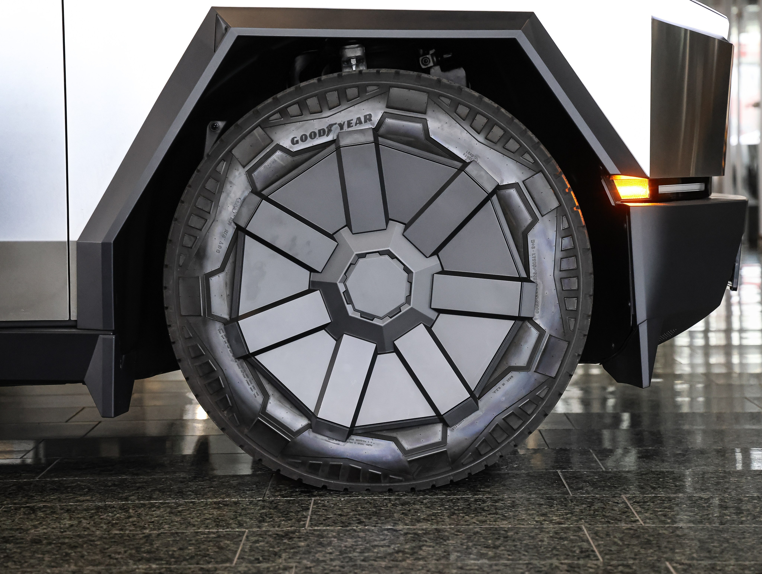 Tesla Cybertruck. NK