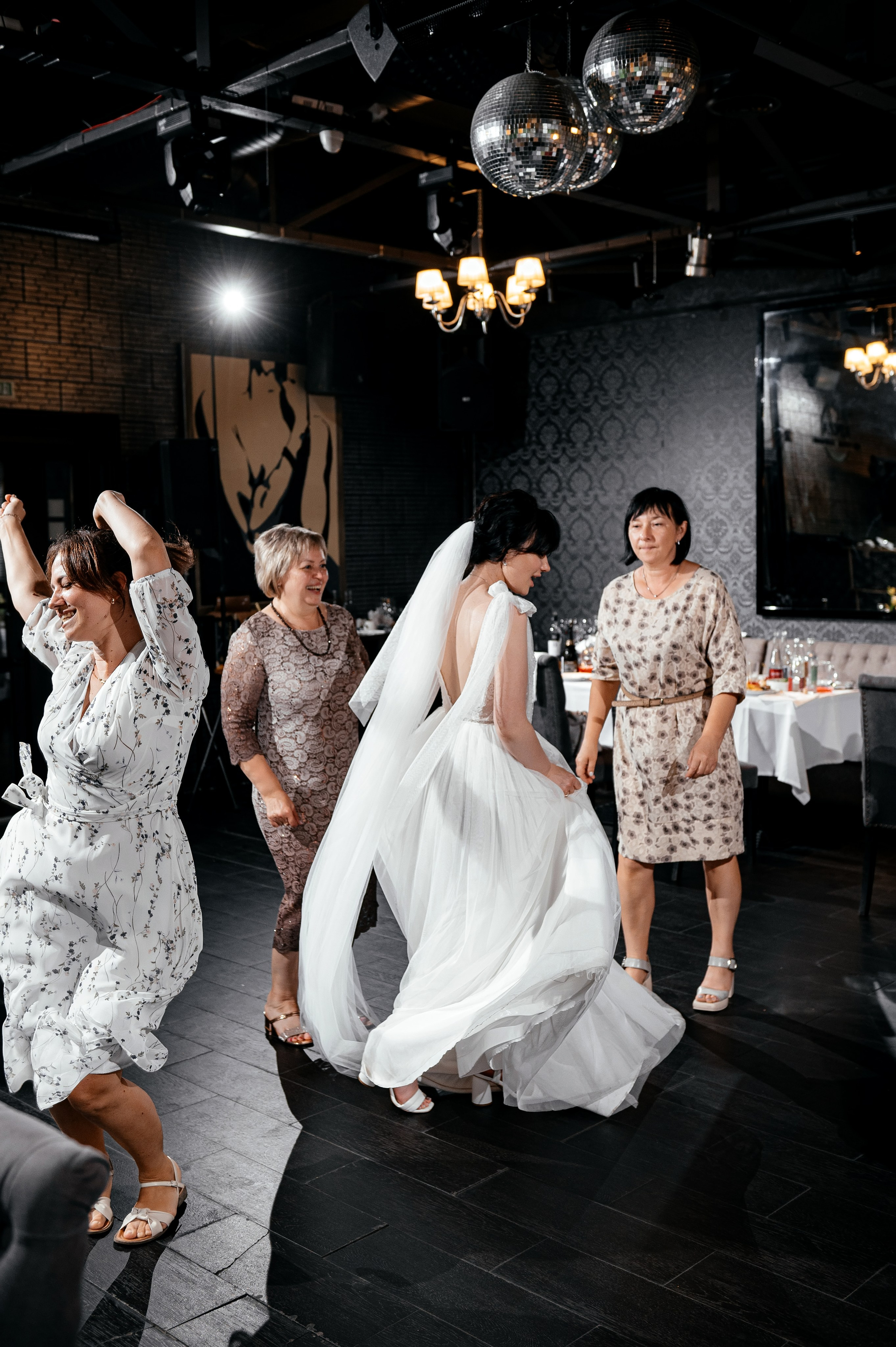 Свадьба с венчанием в Щелково. Прогулка в Гребнево, ресторан Кинза, отель Премиум. Свадебный и семейный фотограф Виктория Носачёва. Щелково, Москва и МО