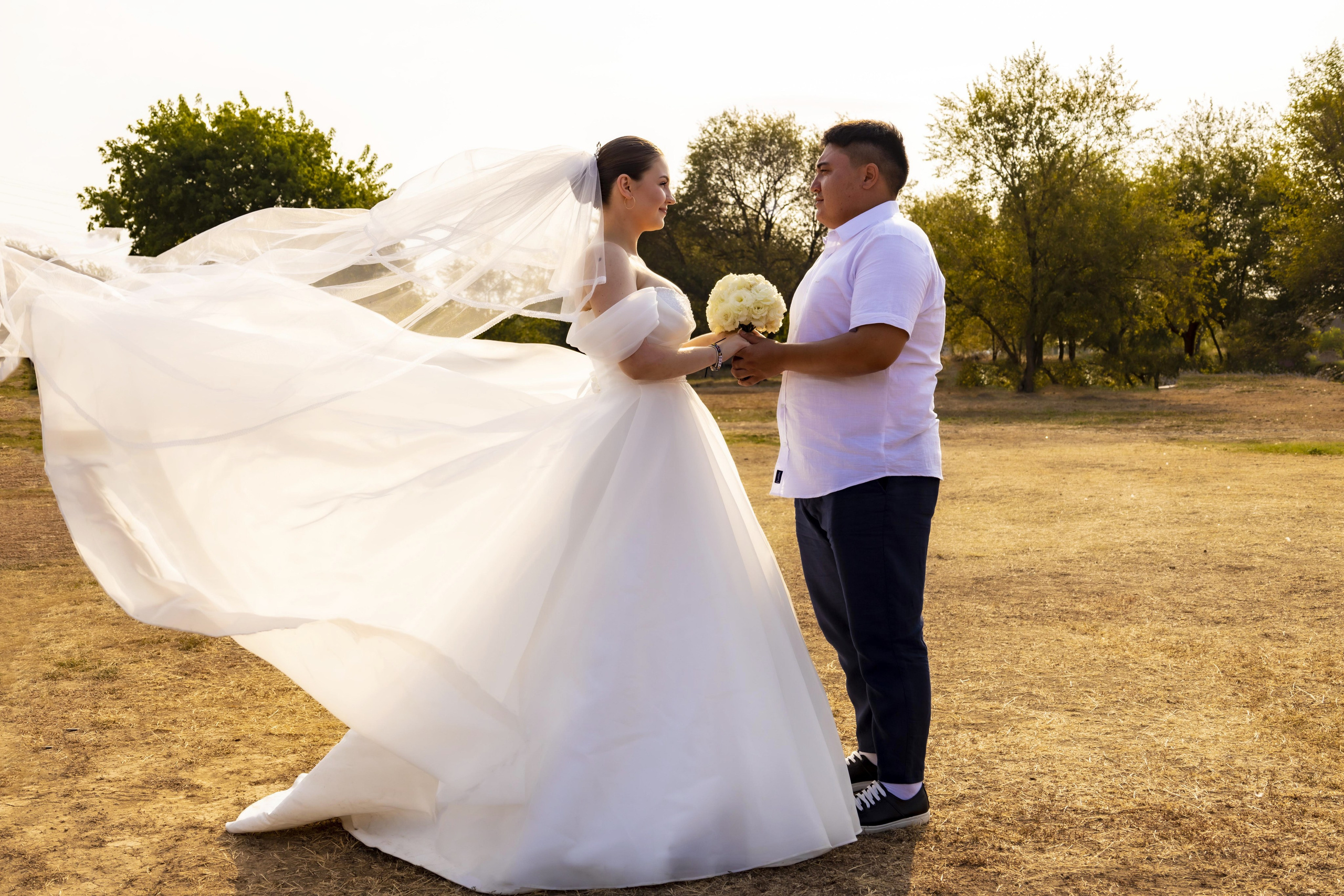 Виктор и Виктория. Даже около дома можно сделать шикарные свадебные фото. Свадебный фотограф ростовская область