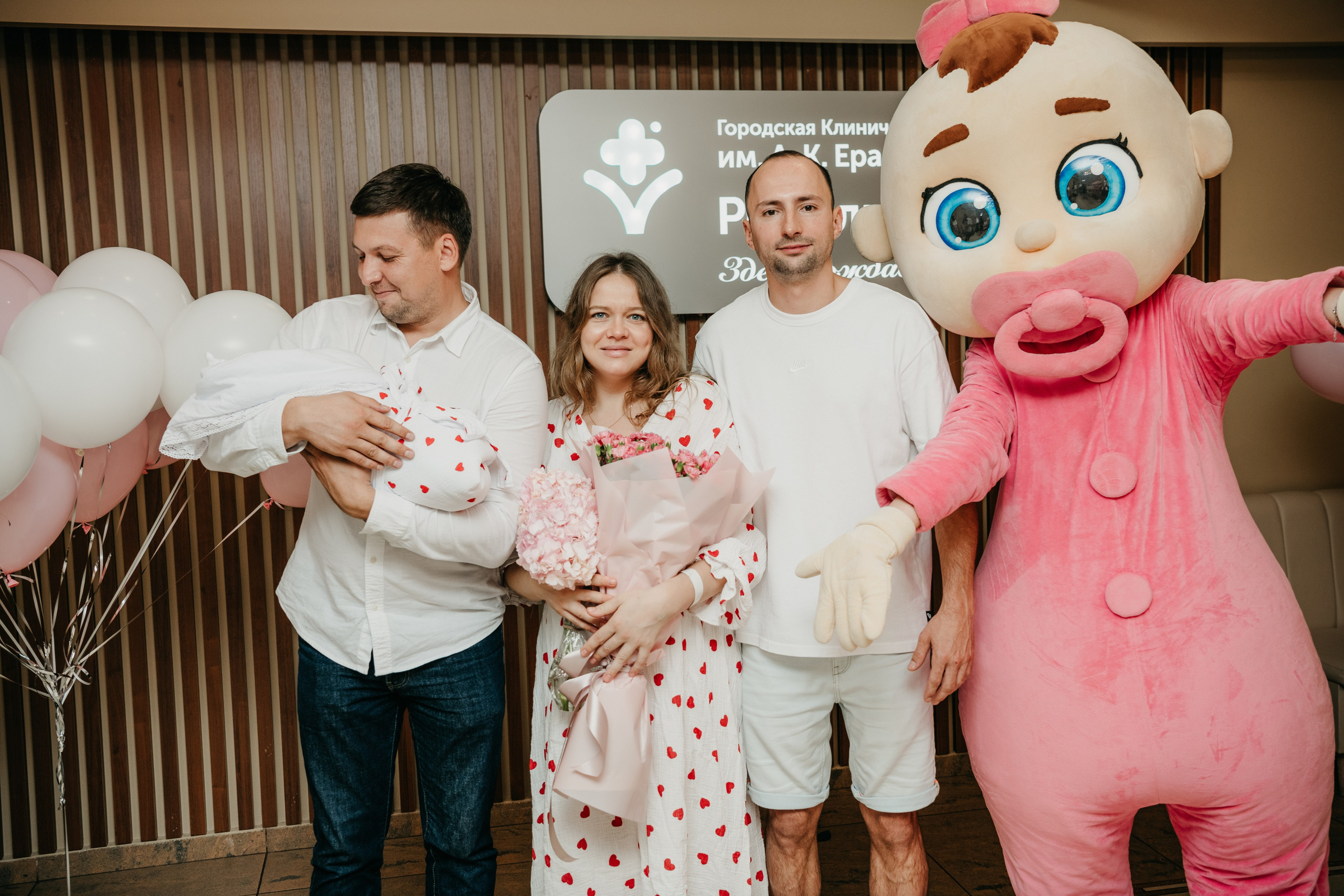 Выписка Софии в ГКБ Ерамишанцева. Фотограф на выписку из роддома в Москве и МО