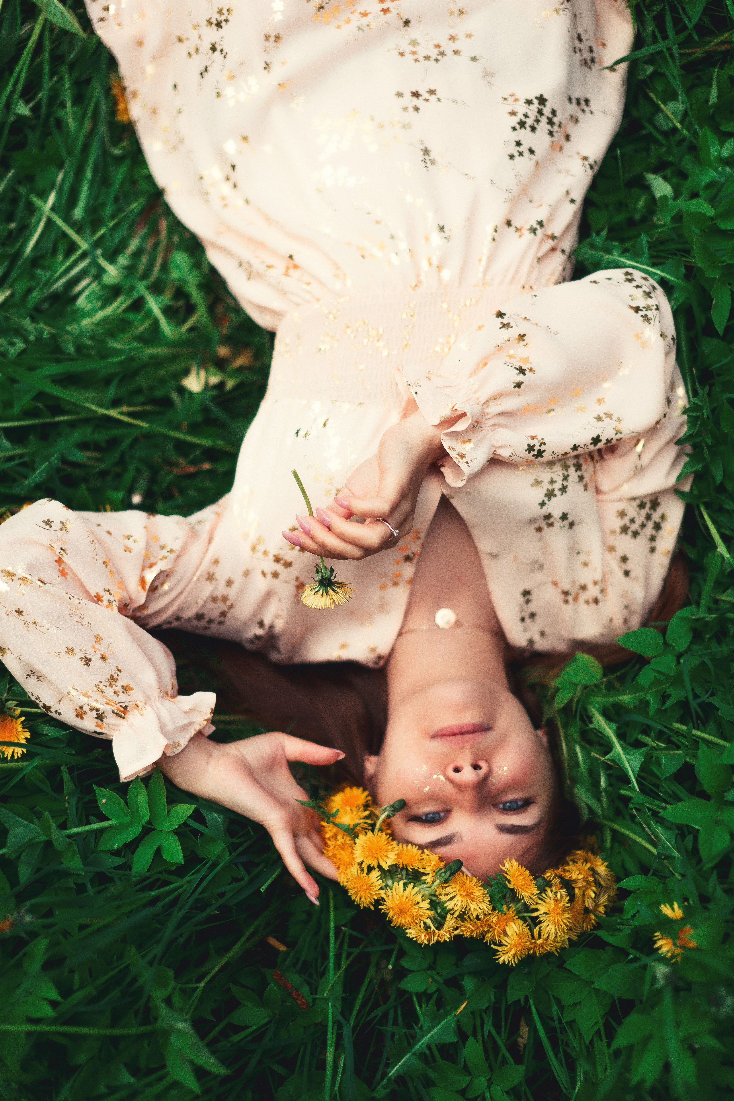 Цветущая яблоня и одуванчики. Ксюша. Артем Ершов. Фотограф, Тверь