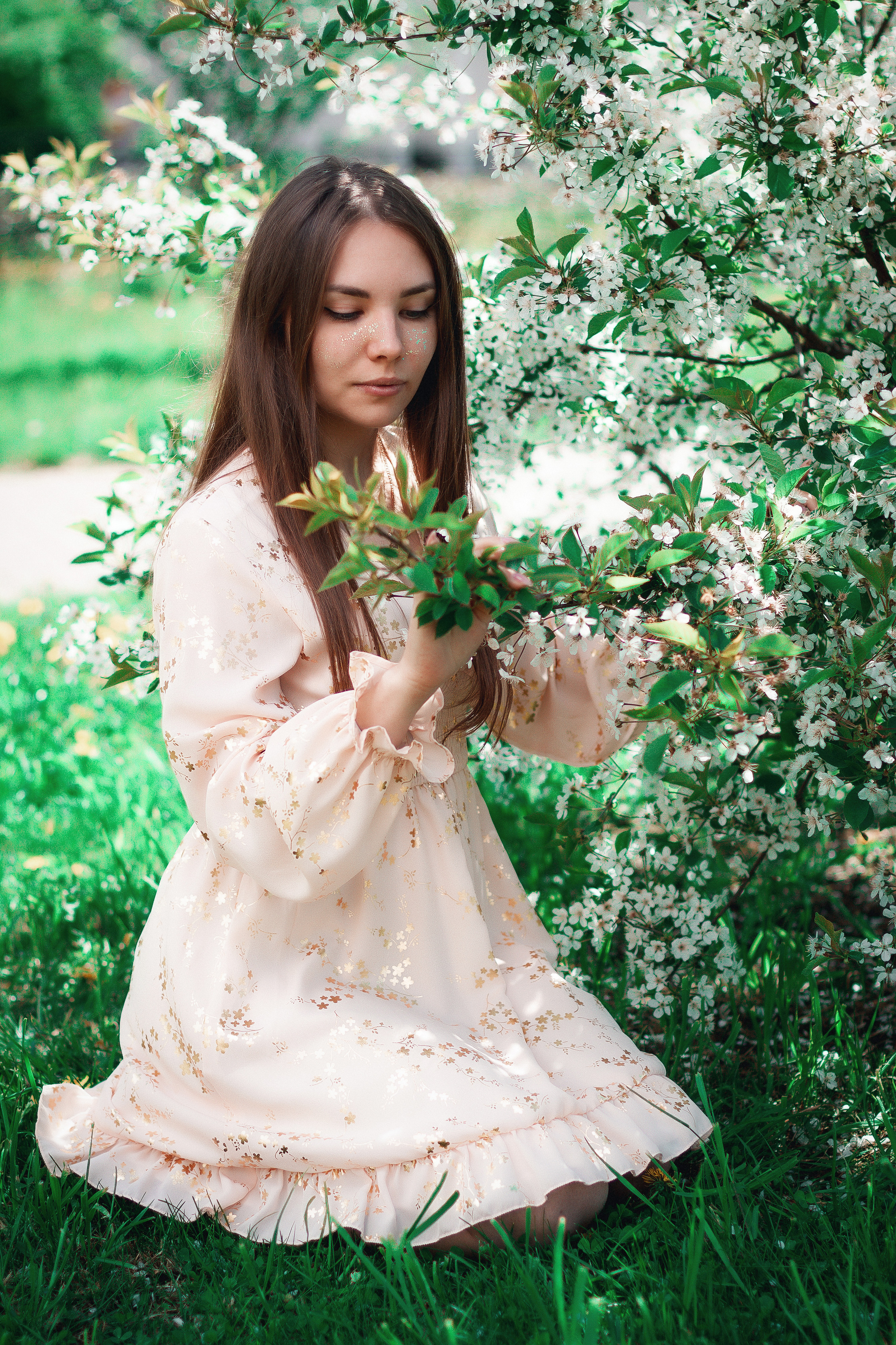 Цветущая яблоня и одуванчики. Ксюша. Артем Ершов. Фотограф, Тверь