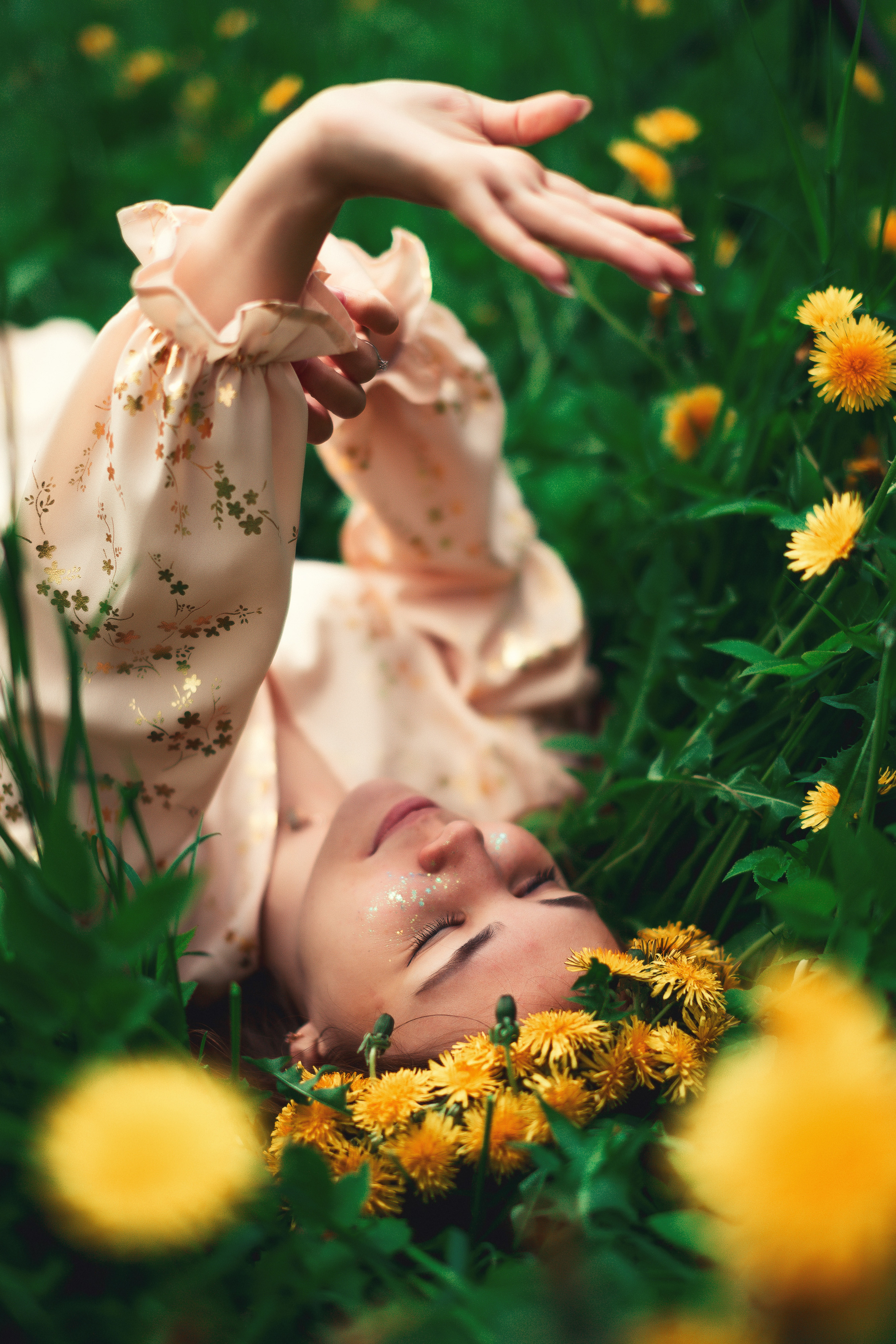 Цветущая яблоня и одуванчики. Ксюша. Артем Ершов. Фотограф, Тверь