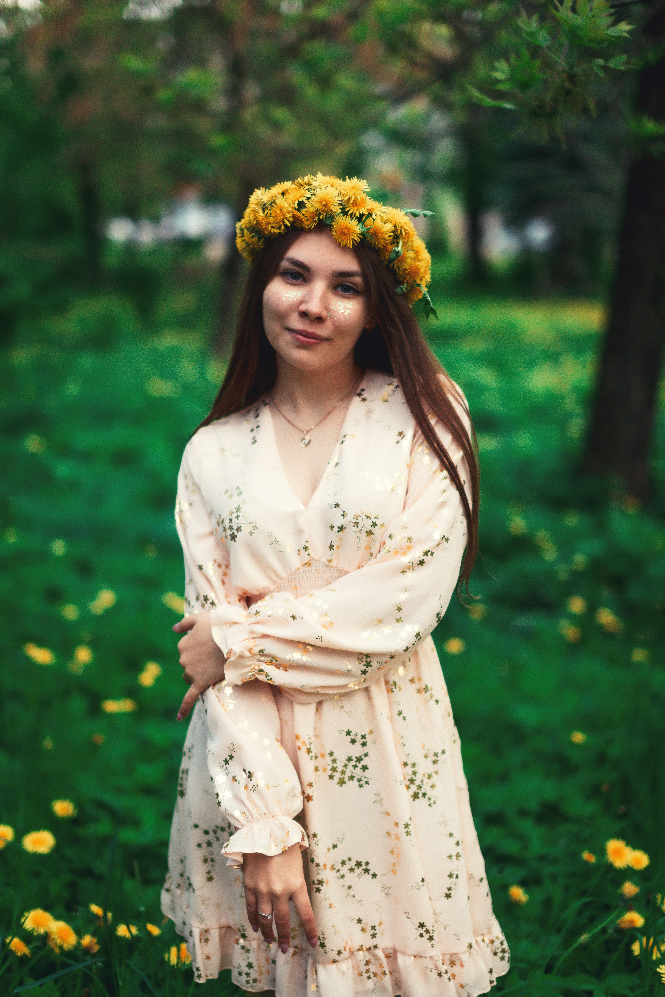 Цветущая яблоня и одуванчики. Ксюша. Артем Ершов. Фотограф, Тверь