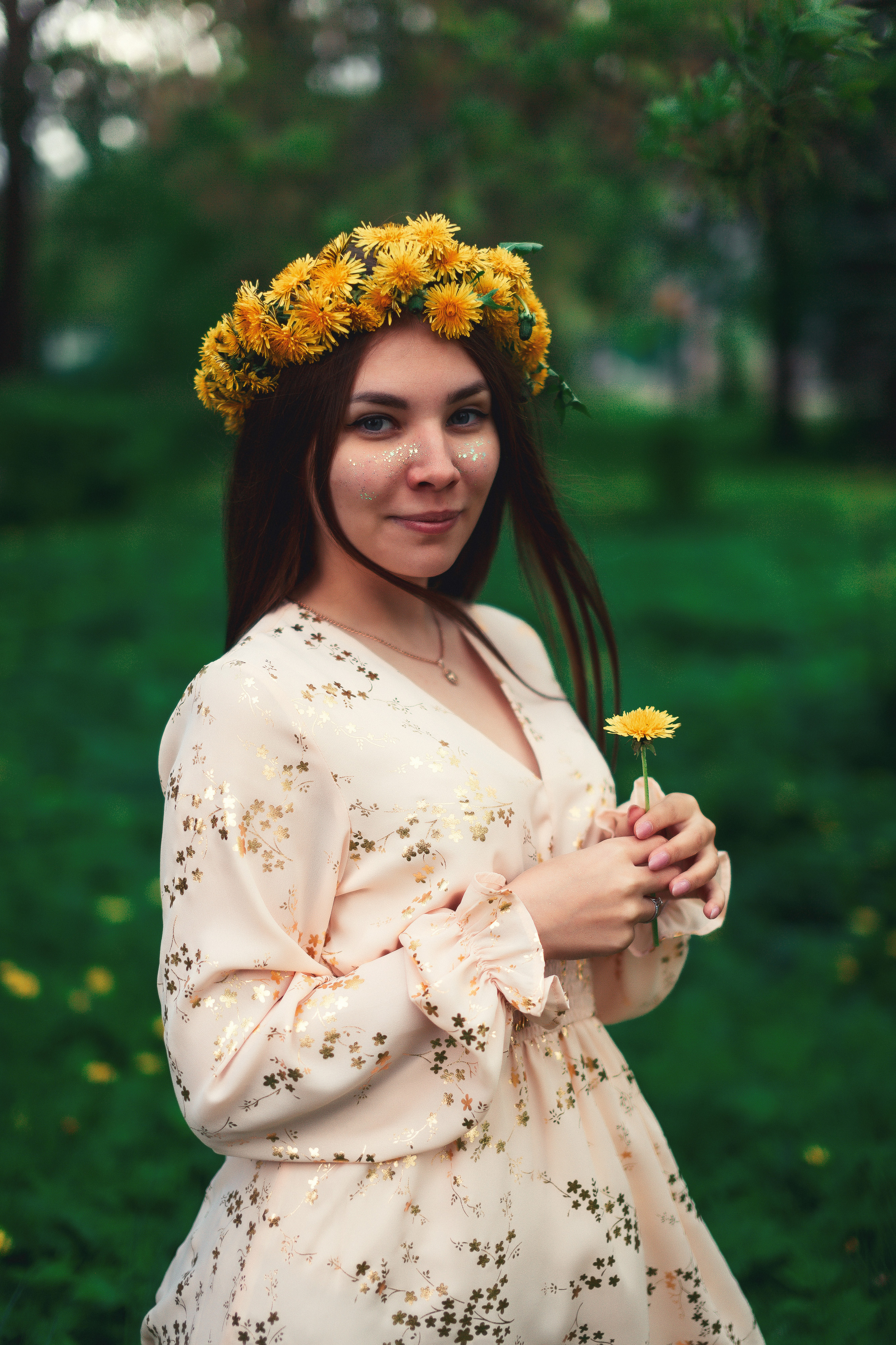 Цветущая яблоня и одуванчики. Ксюша. Артем Ершов. Фотограф, Тверь