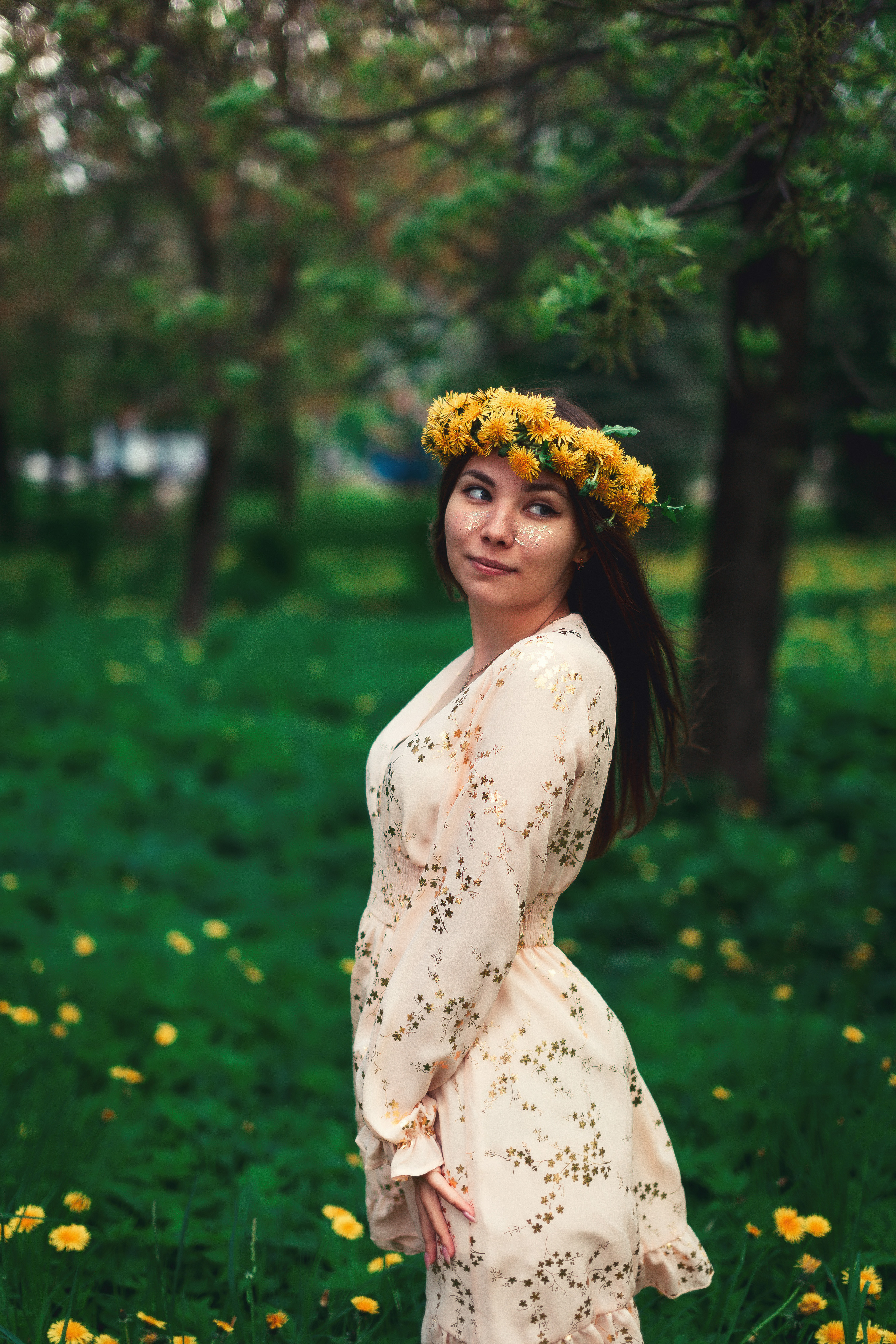 Цветущая яблоня и одуванчики. Ксюша. Артем Ершов. Фотограф, Тверь