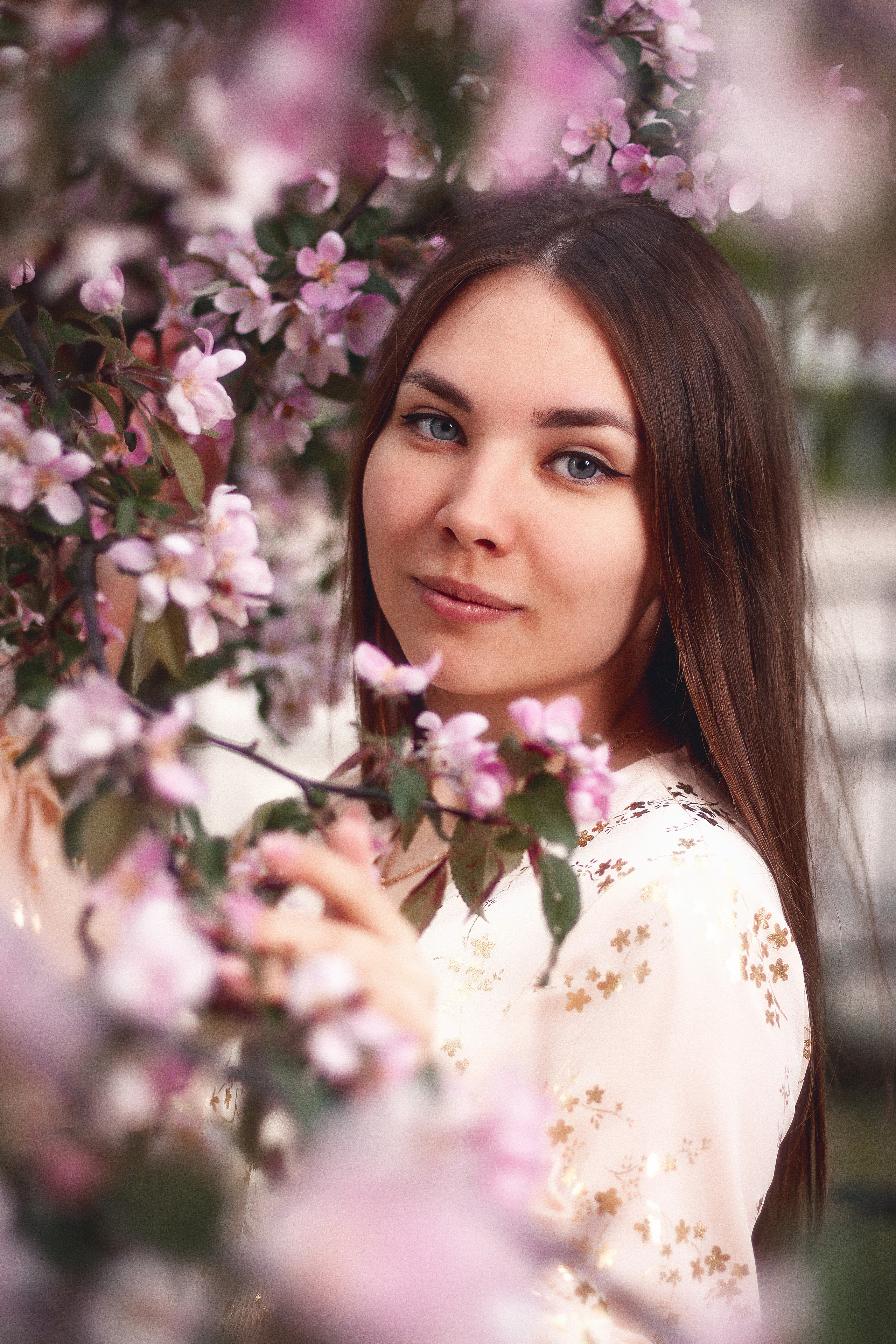 Цветущая яблоня и одуванчики. Ксюша. Артем Ершов. Фотограф, Тверь