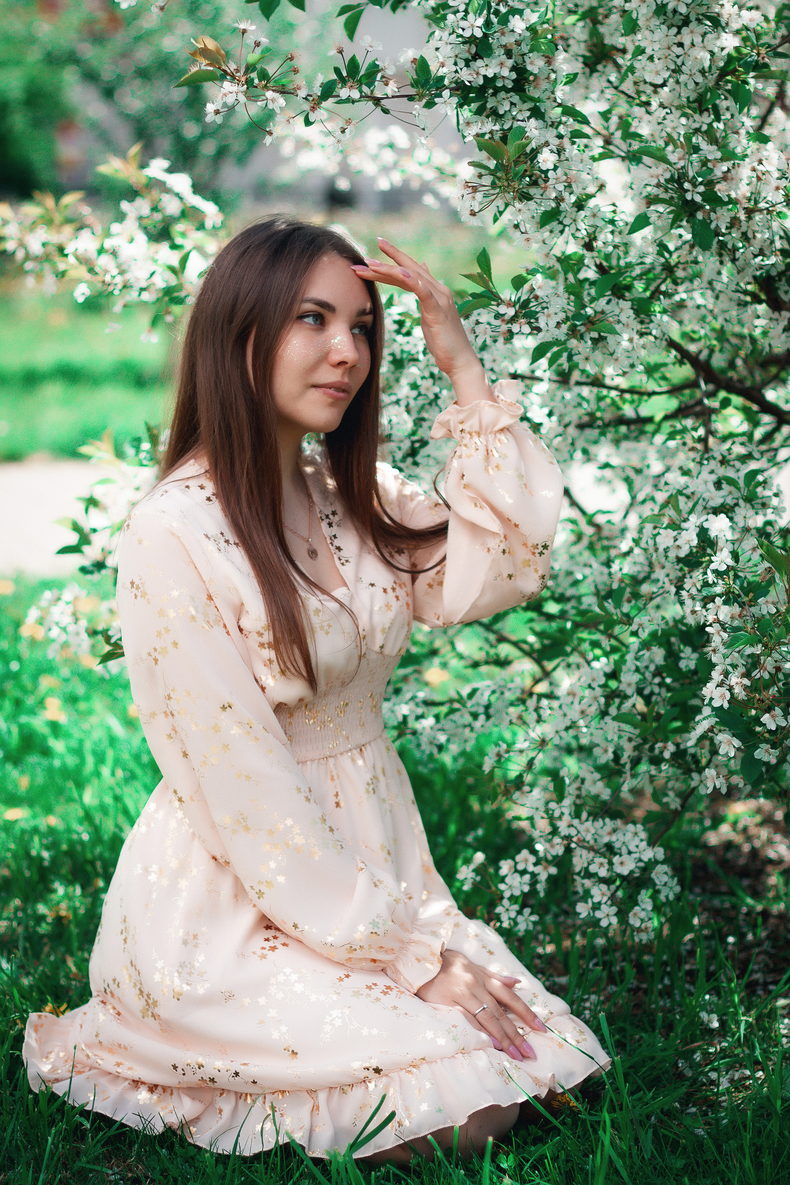 Цветущая яблоня и одуванчики. Ксюша. Артем Ершов. Фотограф, Тверь