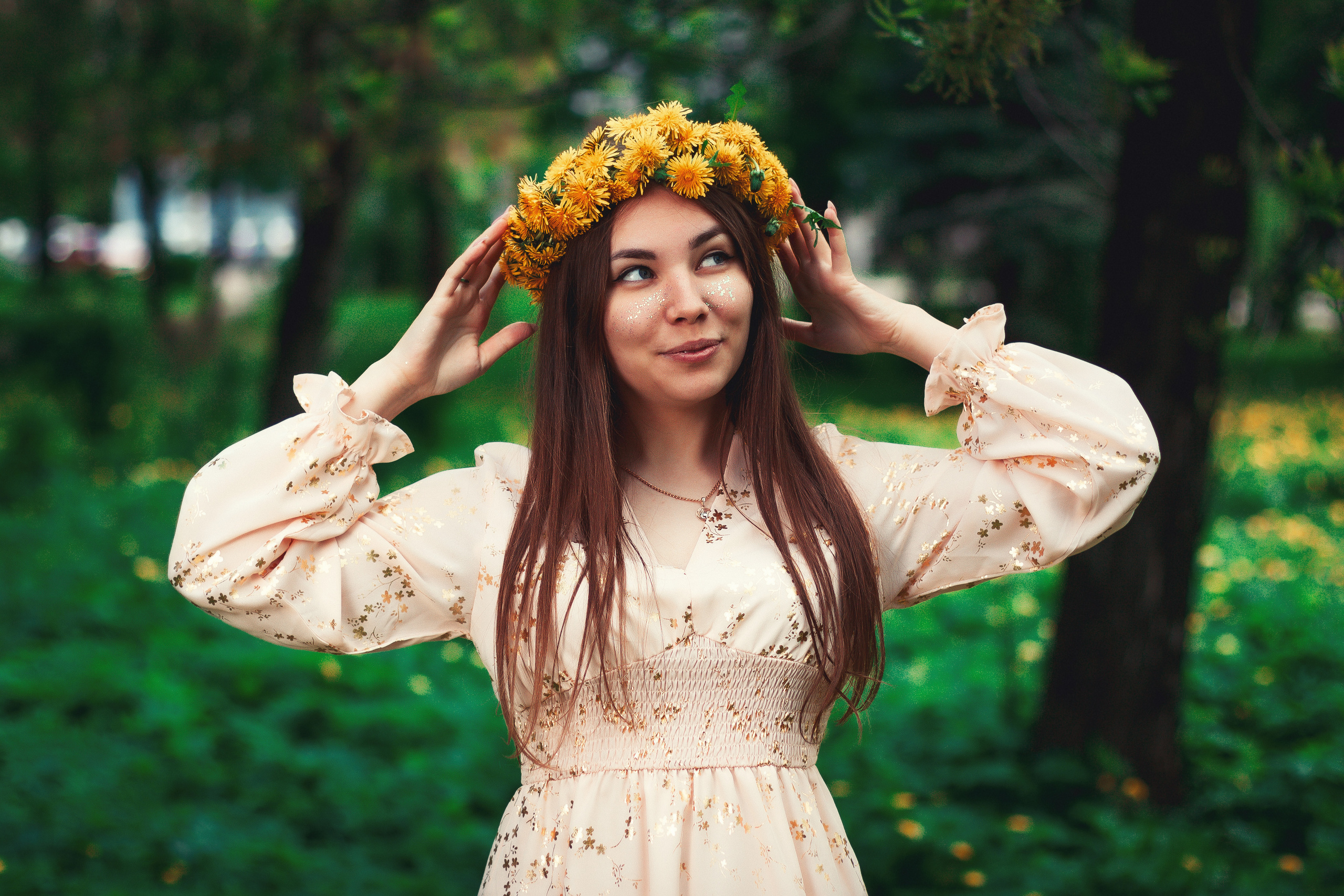 Цветущая яблоня и одуванчики. Ксюша. Артем Ершов. Фотограф, Тверь