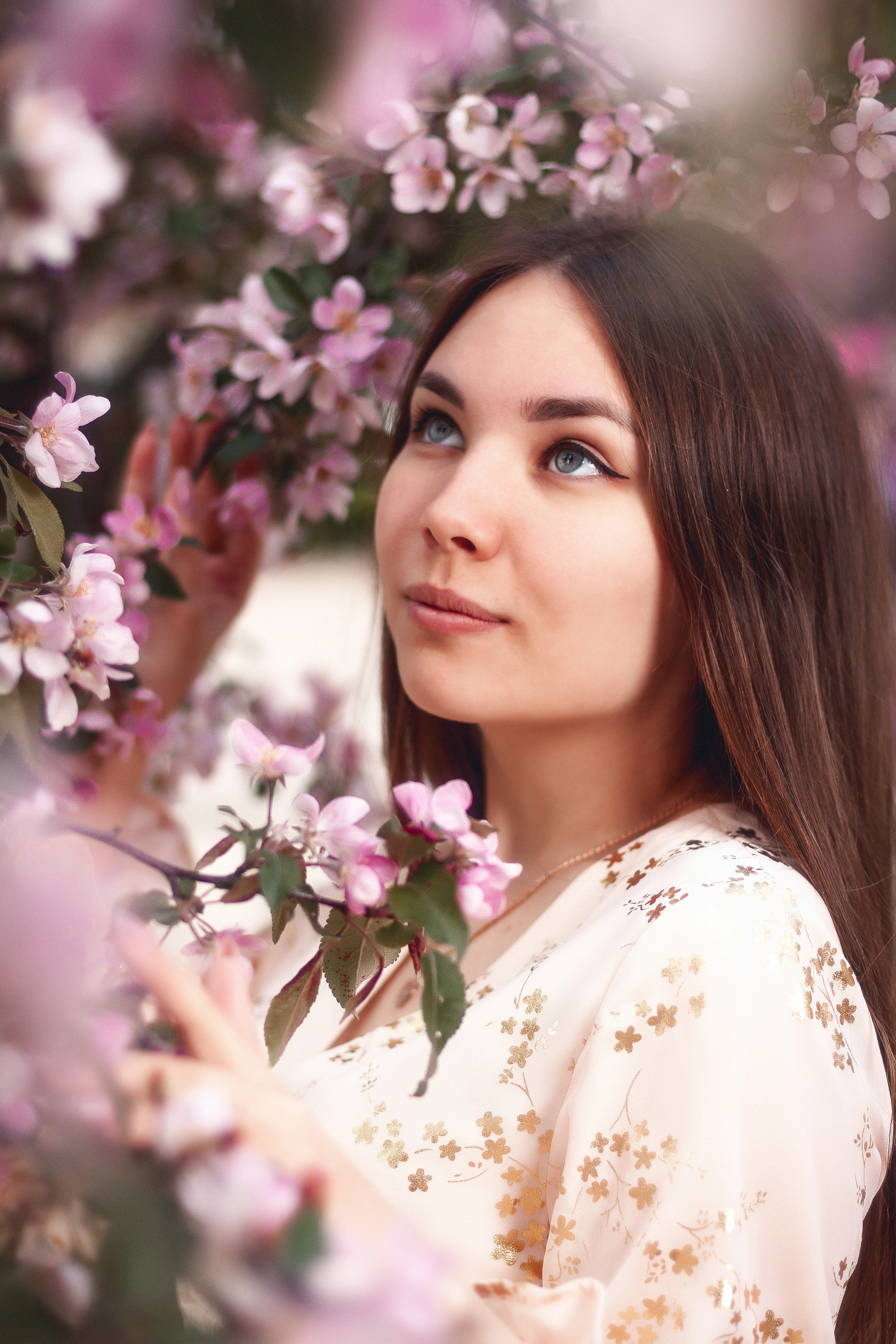 Цветущая яблоня и одуванчики. Ксюша. Артем Ершов. Фотограф, Тверь