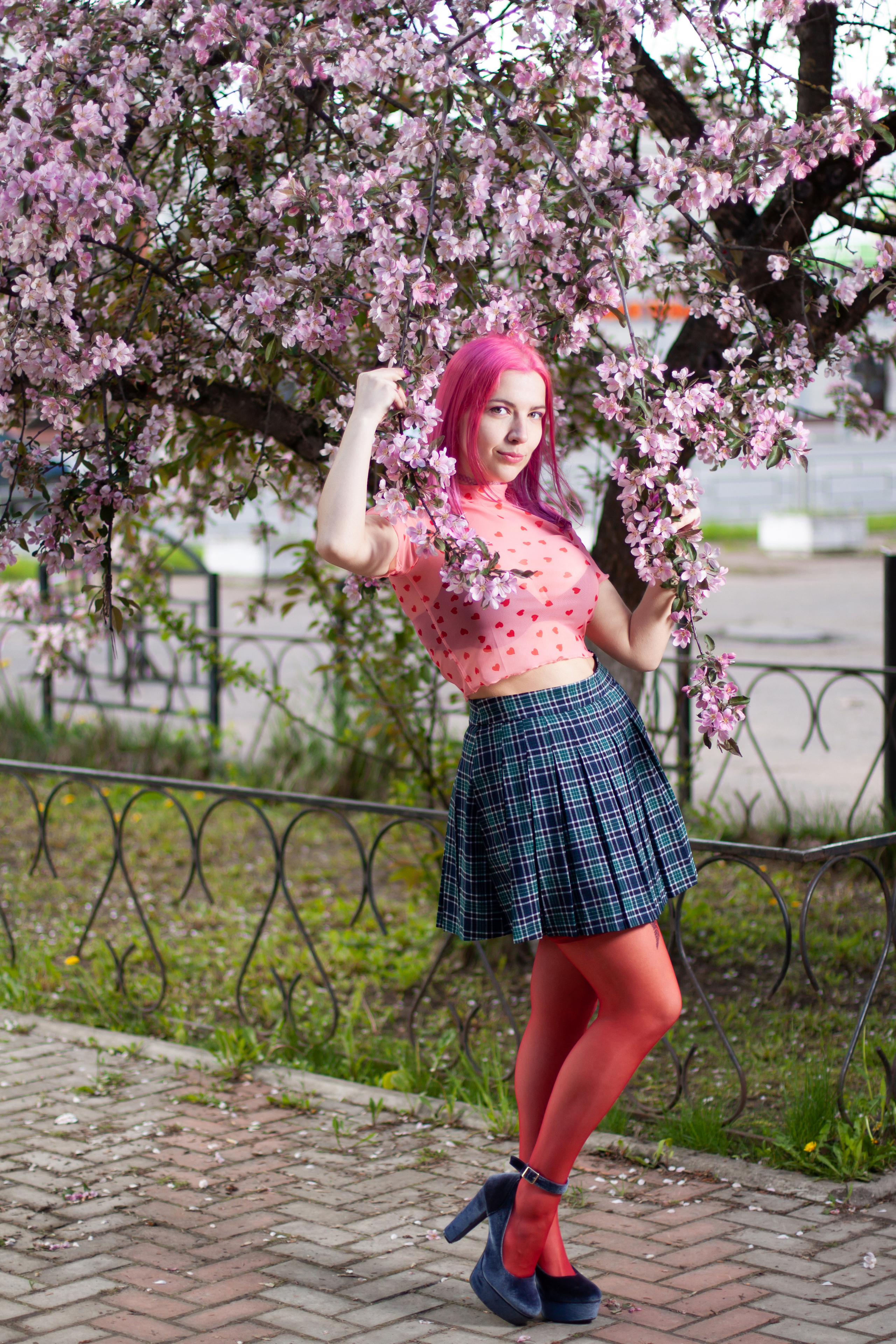 Цветущая яблоня и одуванчики. Эльвира. Артем Ершов. Фотограф, Тверь