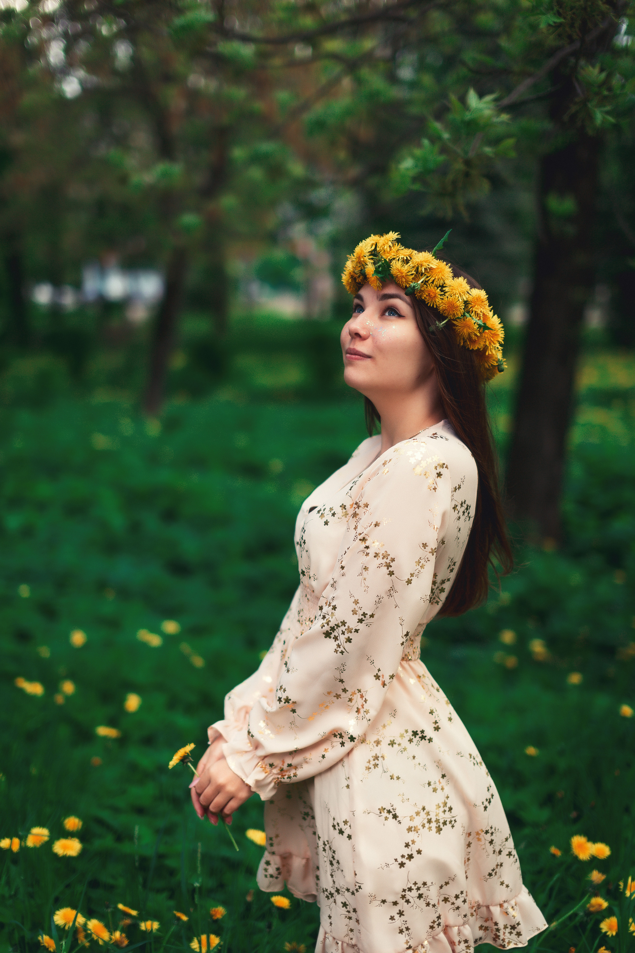 Цветущая яблоня и одуванчики. Ксюша. Артем Ершов. Фотограф, Тверь