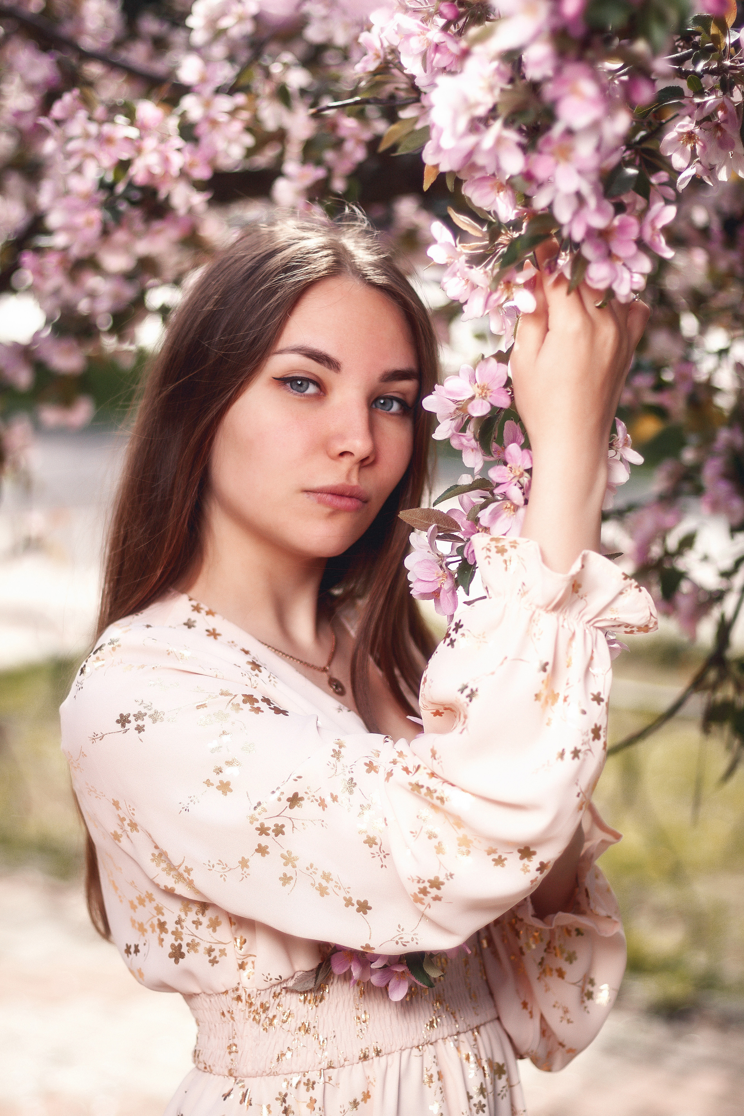 Цветущая яблоня и одуванчики. Ксюша. Артем Ершов. Фотограф, Тверь