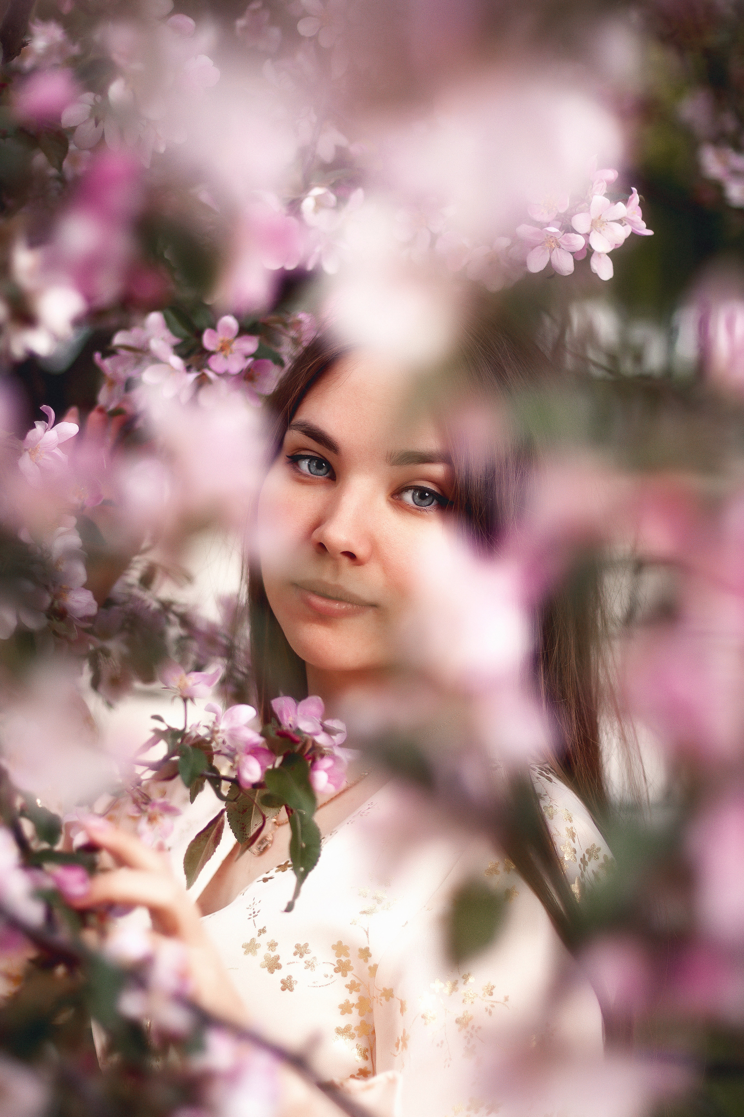 Цветущая яблоня и одуванчики. Ксюша. Артем Ершов. Фотограф, Тверь