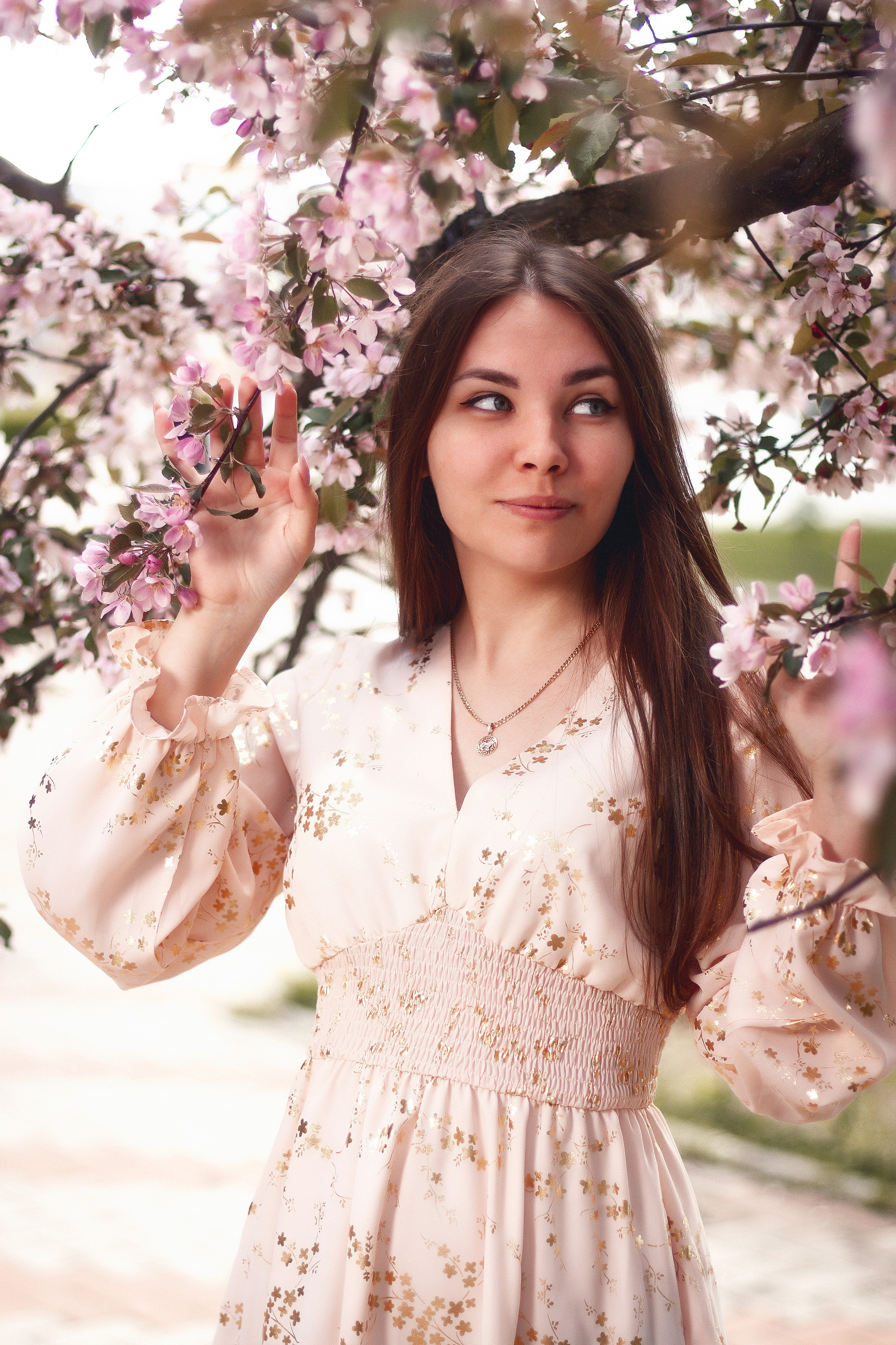 Цветущая яблоня и одуванчики. Ксюша. Артем Ершов. Фотограф, Тверь