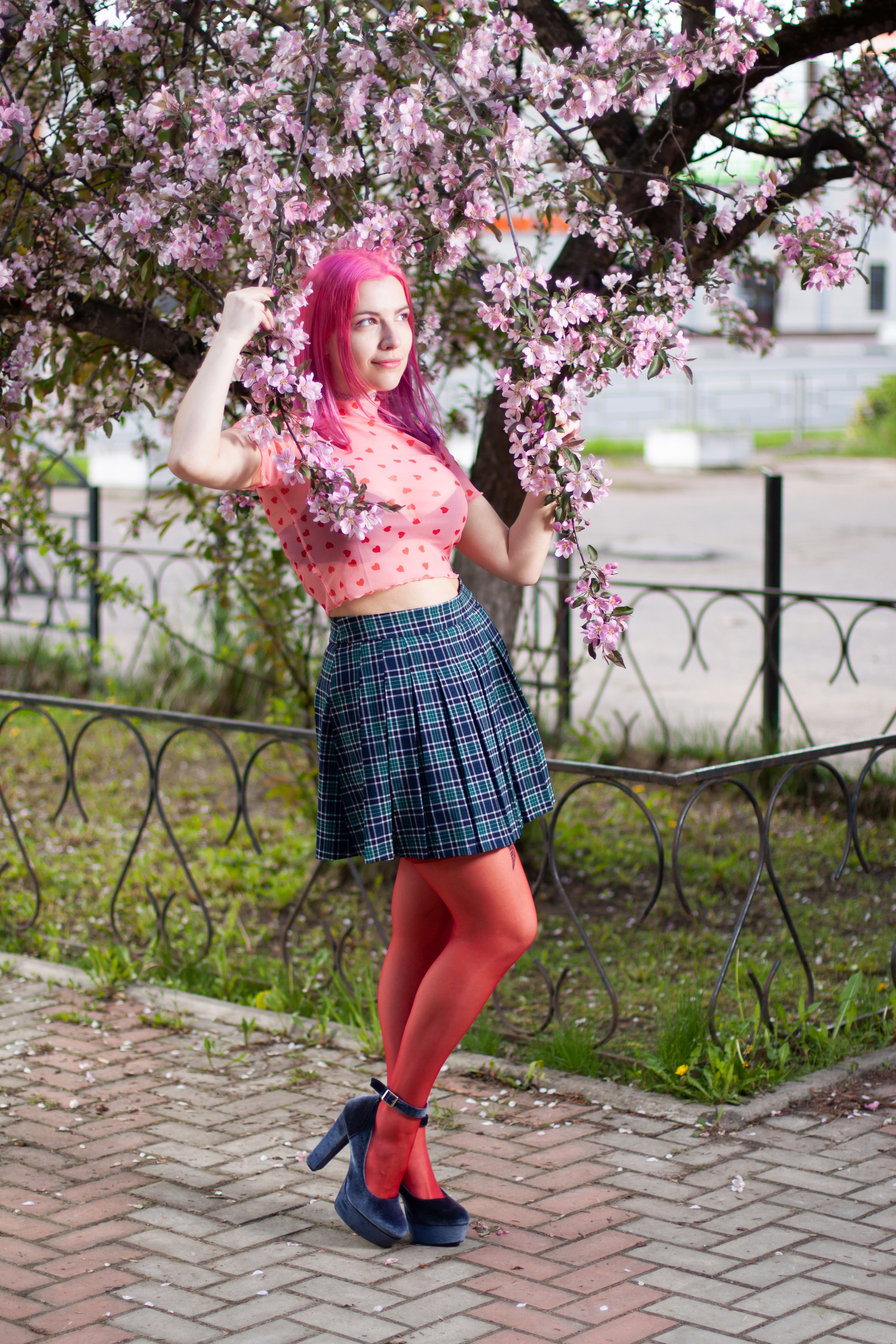 Цветущая яблоня и одуванчики. Эльвира. Артем Ершов. Фотограф, Тверь