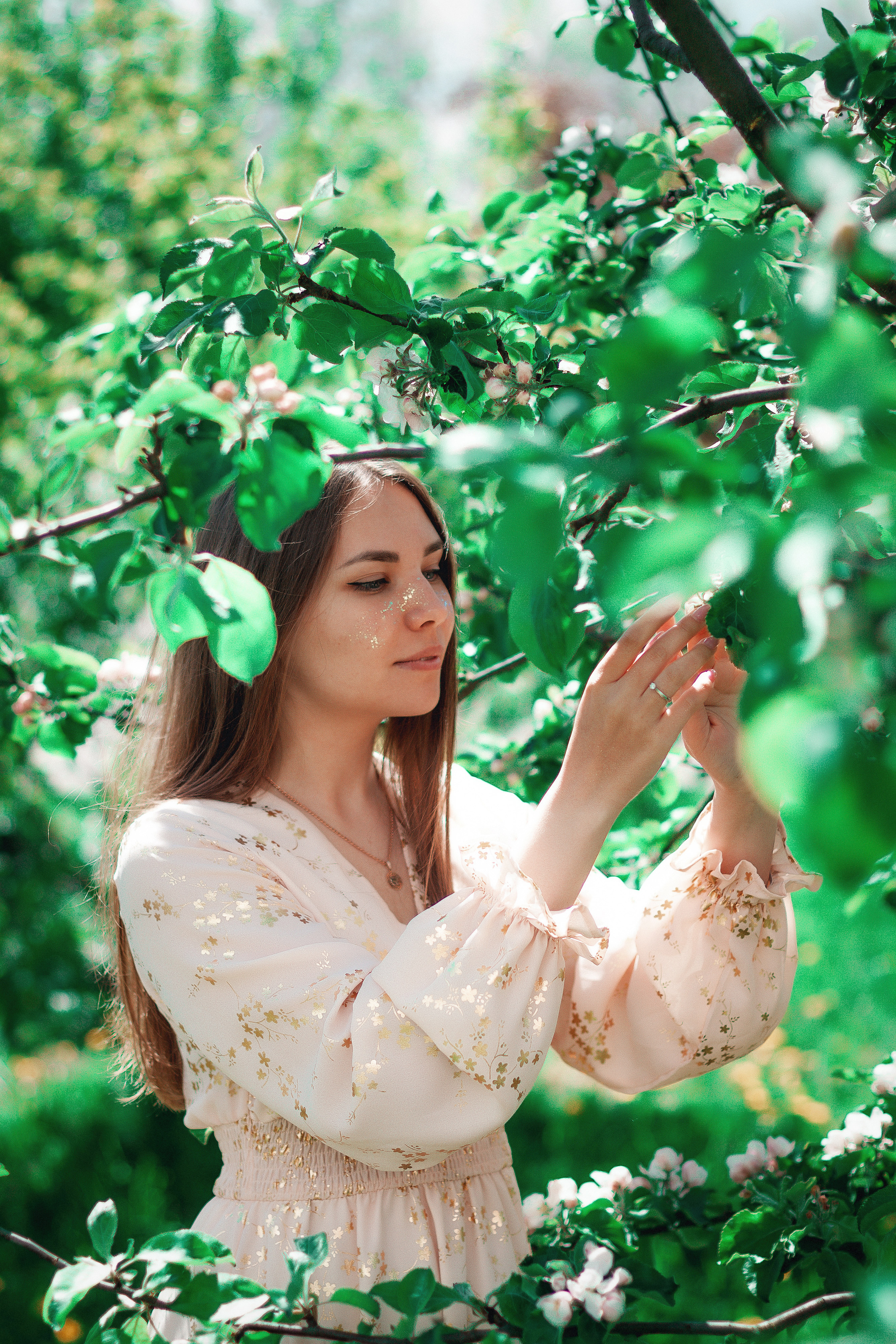 Цветущая яблоня и одуванчики. Ксюша. Артем Ершов. Фотограф, Тверь