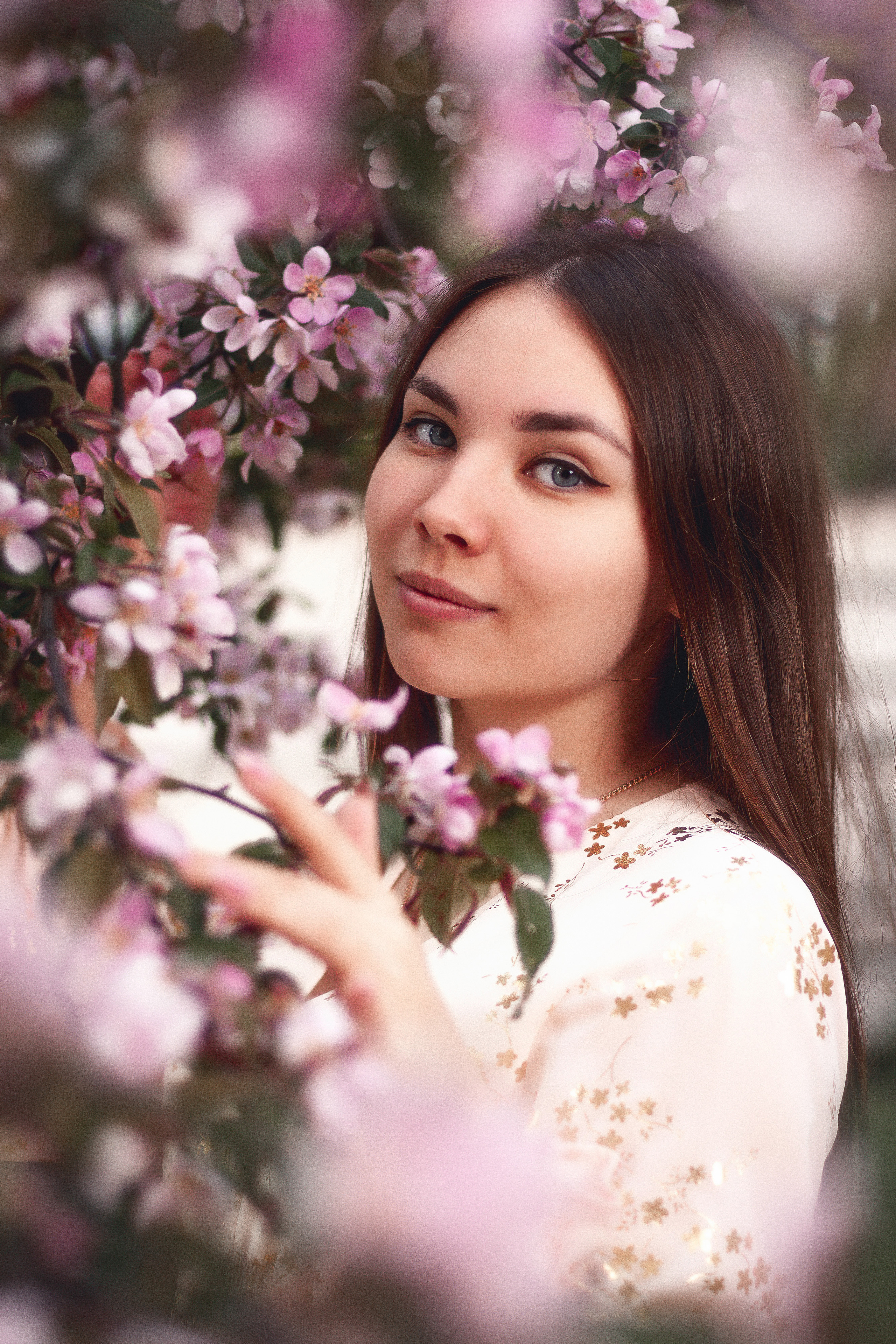 Цветущая яблоня и одуванчики. Ксюша. Артем Ершов. Фотограф, Тверь