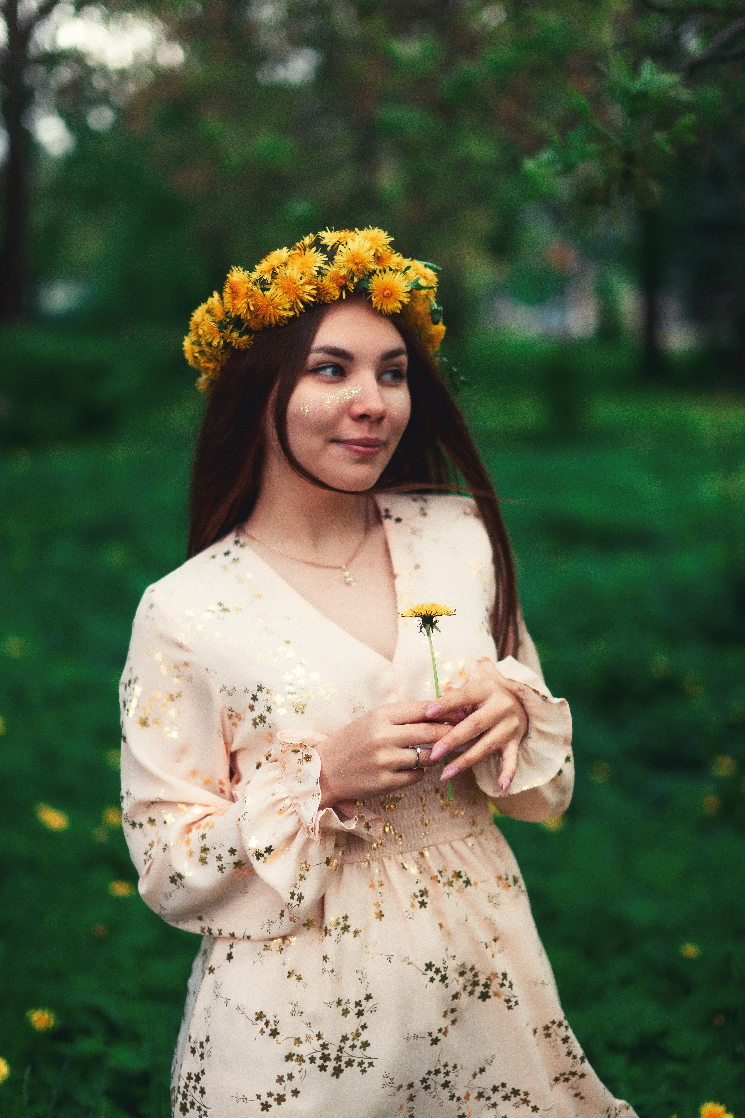 Цветущая яблоня и одуванчики. Ксюша. Артем Ершов. Фотограф, Тверь