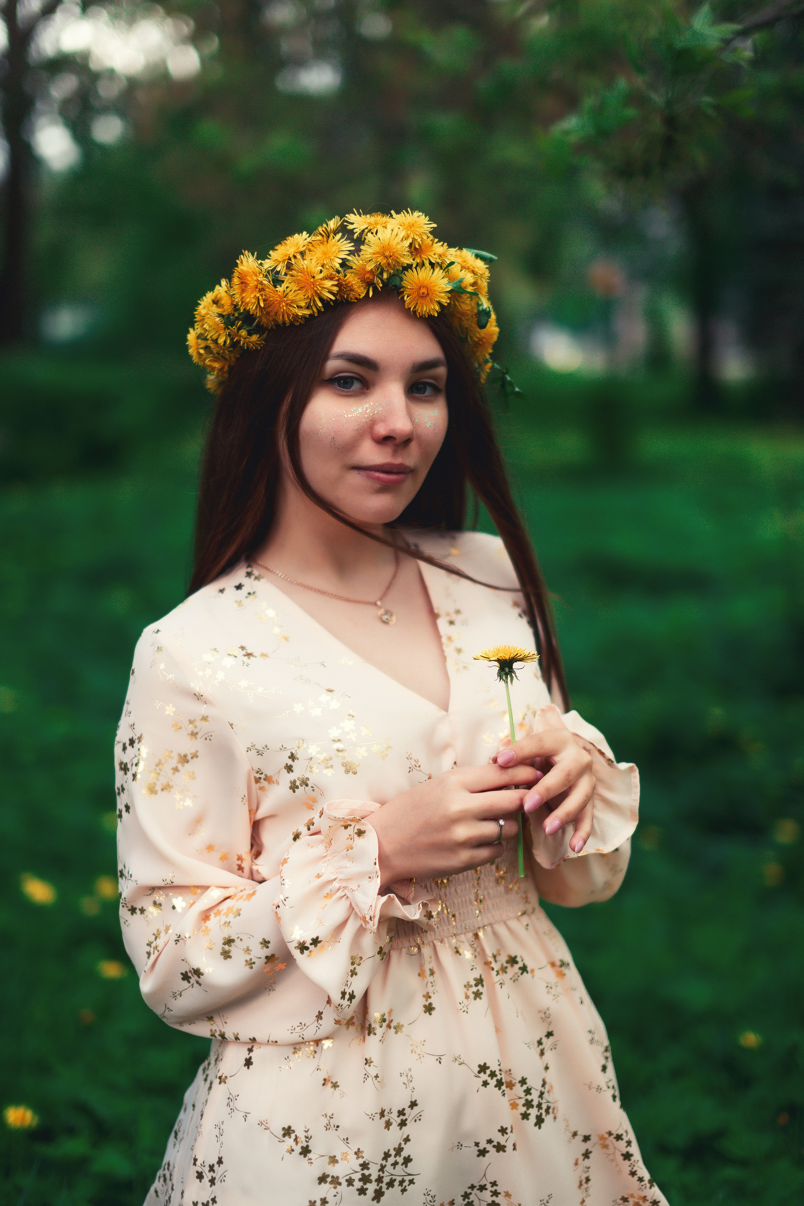 Цветущая яблоня и одуванчики. Ксюша. Артем Ершов. Фотограф, Тверь