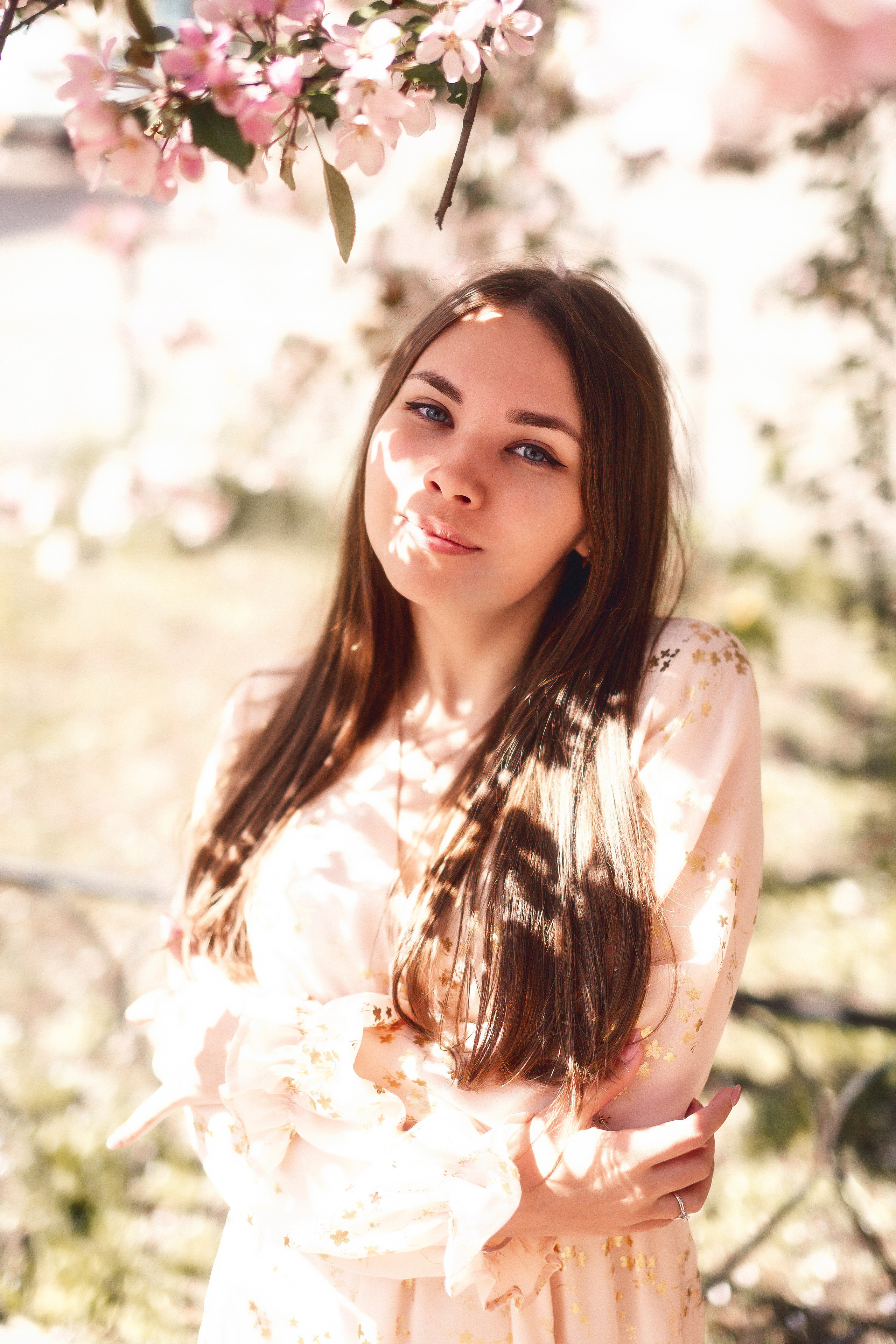 Цветущая яблоня и одуванчики. Ксюша. Артем Ершов. Фотограф, Тверь