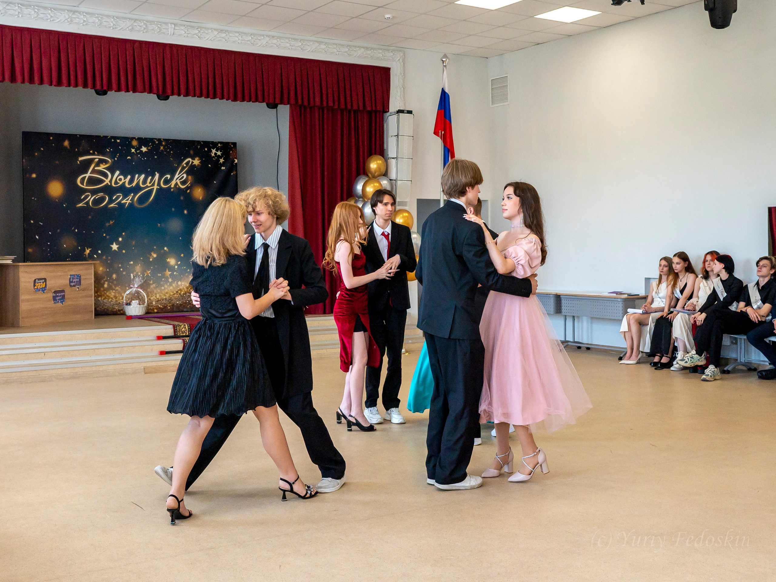 Репортаж о выпускном 9 классов в школе № 7 города Королёва, 26.06.24г. Профессиональный фотограф интерьеров в Москве Юрий Федоскин