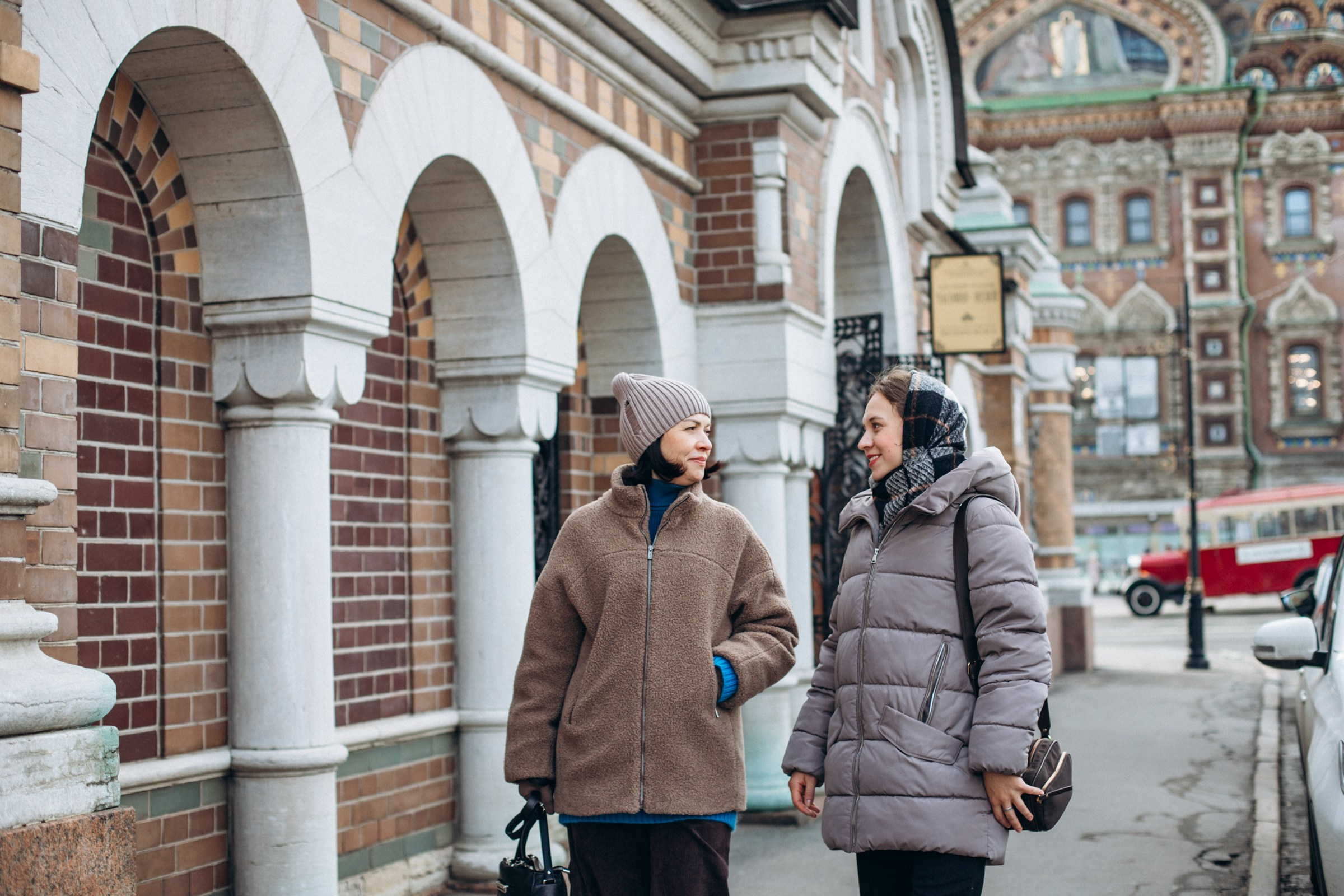 Диана с мамой Лейсан в марте. Фотопрогулка в Петербурге. Индивидуальный и семейный фотограф в Санкт-Петербурге