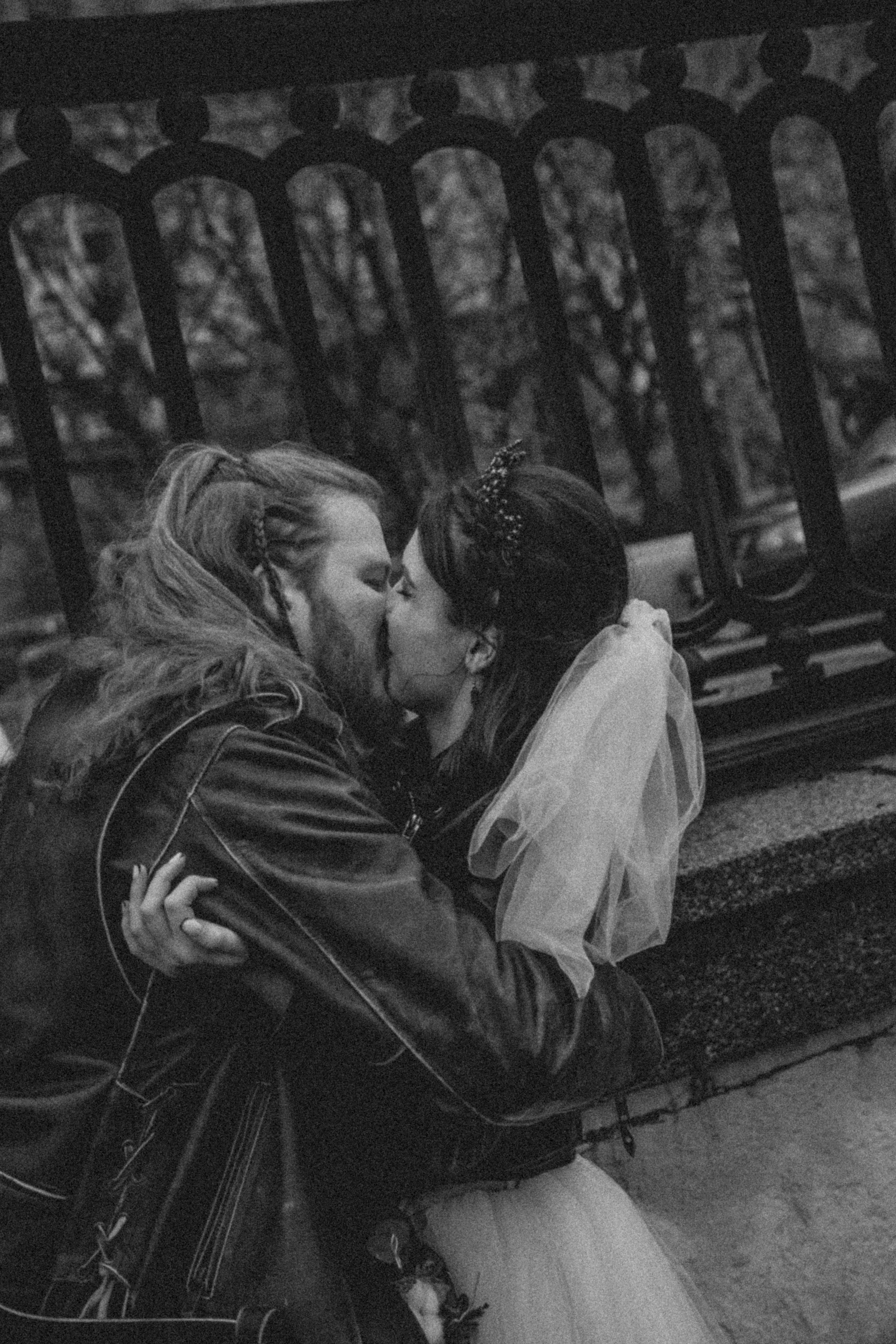 Молодожены на мосту