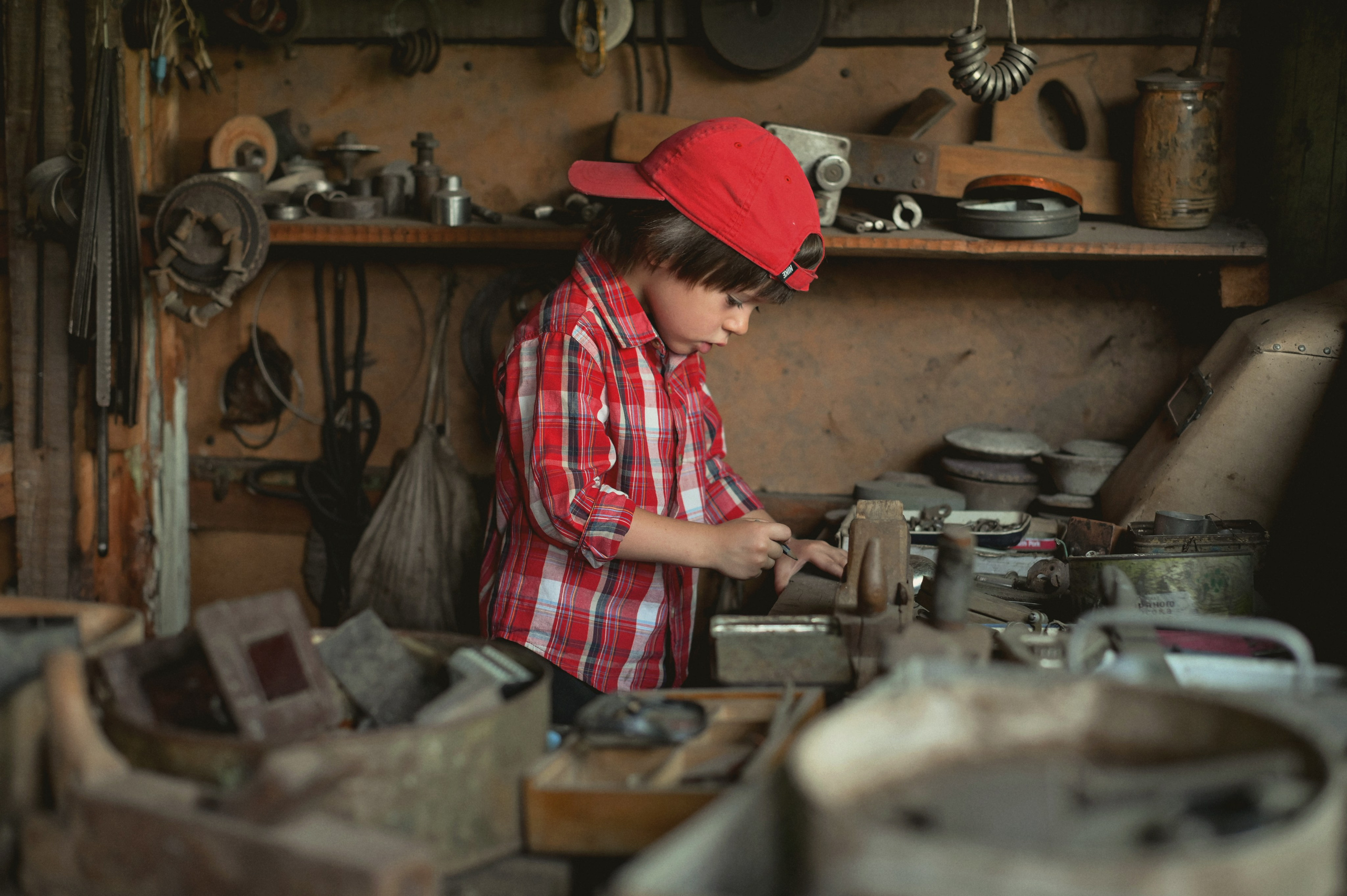 В дедушкиной мастерской. Фотограф Альбина Вакунова
