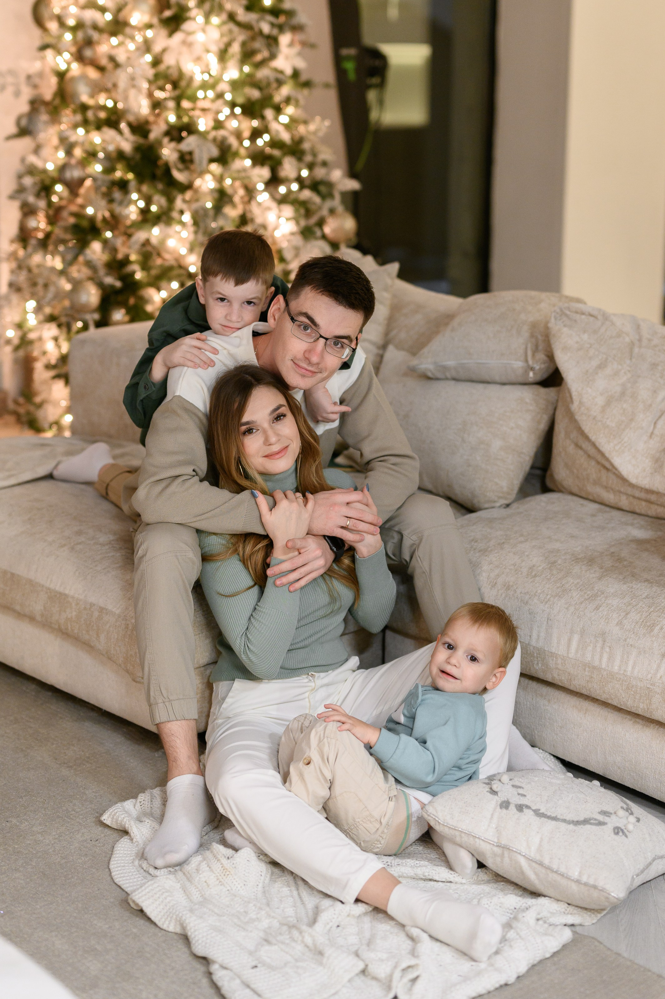 Семейная новогодняя фотосессия в фотостудии Мимика, зал Мия. Semerlina.ru