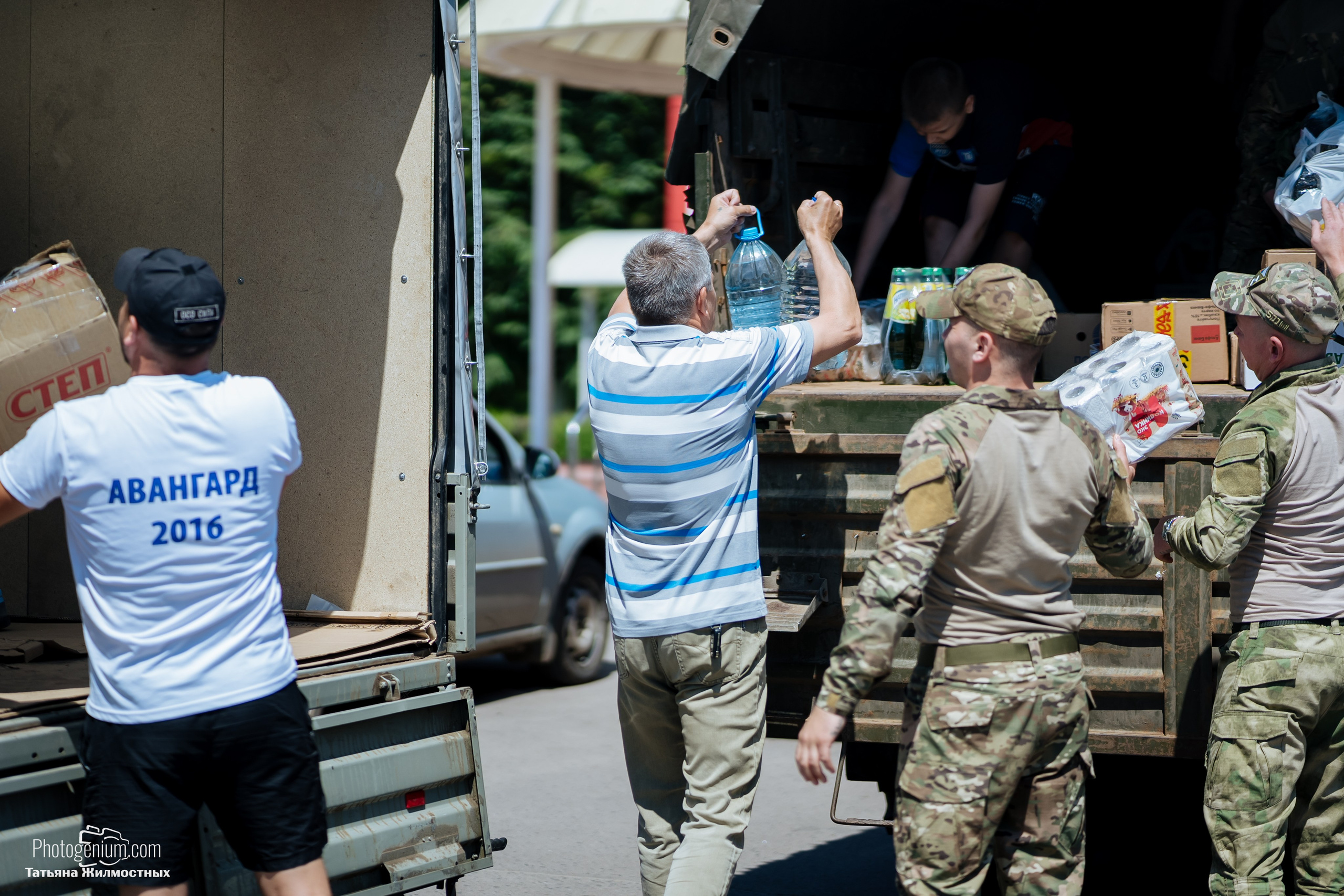 8 июня «Патриоты из Курска» сбор гуманитарной помощи у кинотеатра «Родина». Фотограф Нижний Новгород Татьяна Кейод