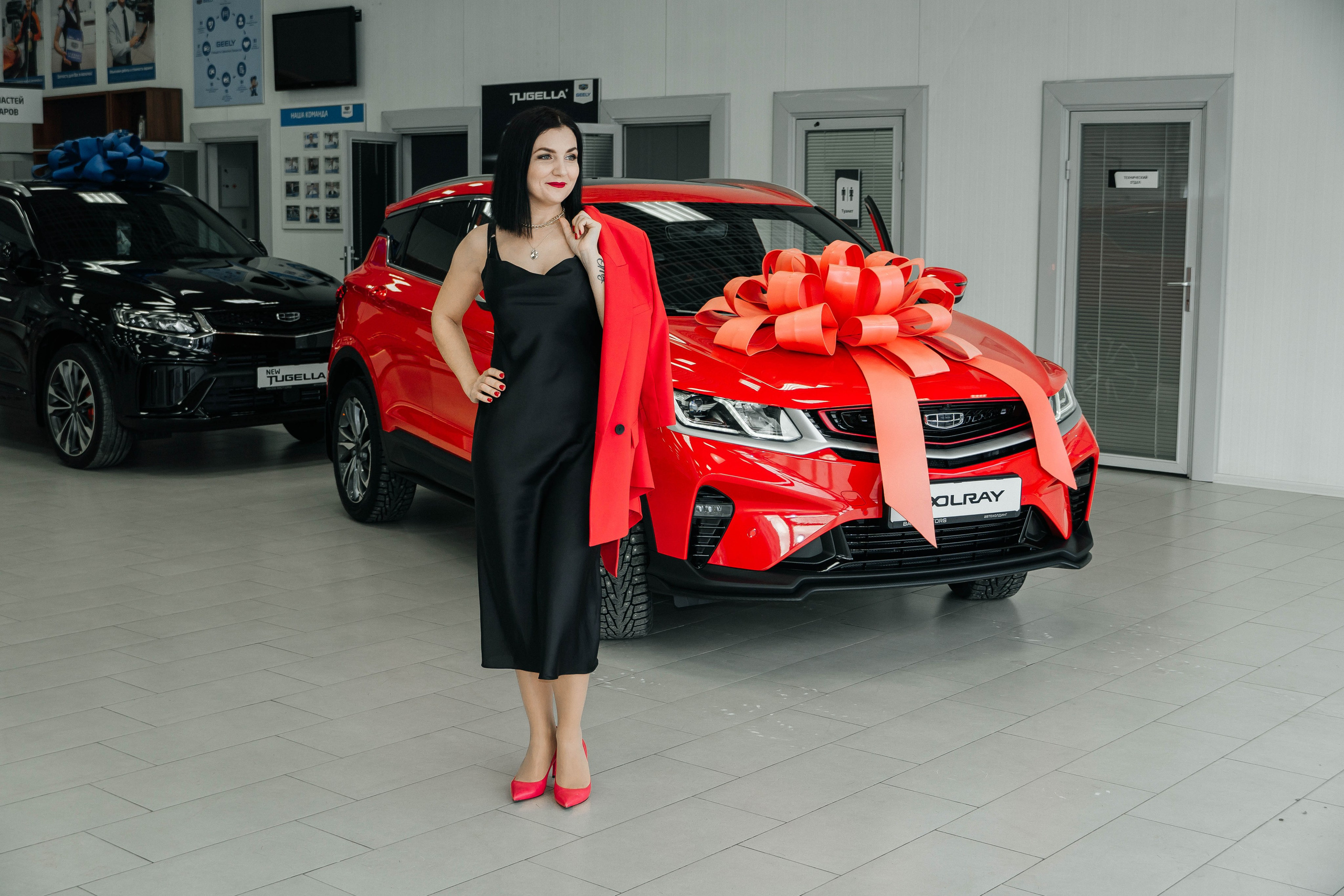 В автосалоне. Получение ключей от автомобиля. Женский, семейный и детский фотограф в Тюмени Диана Осипова