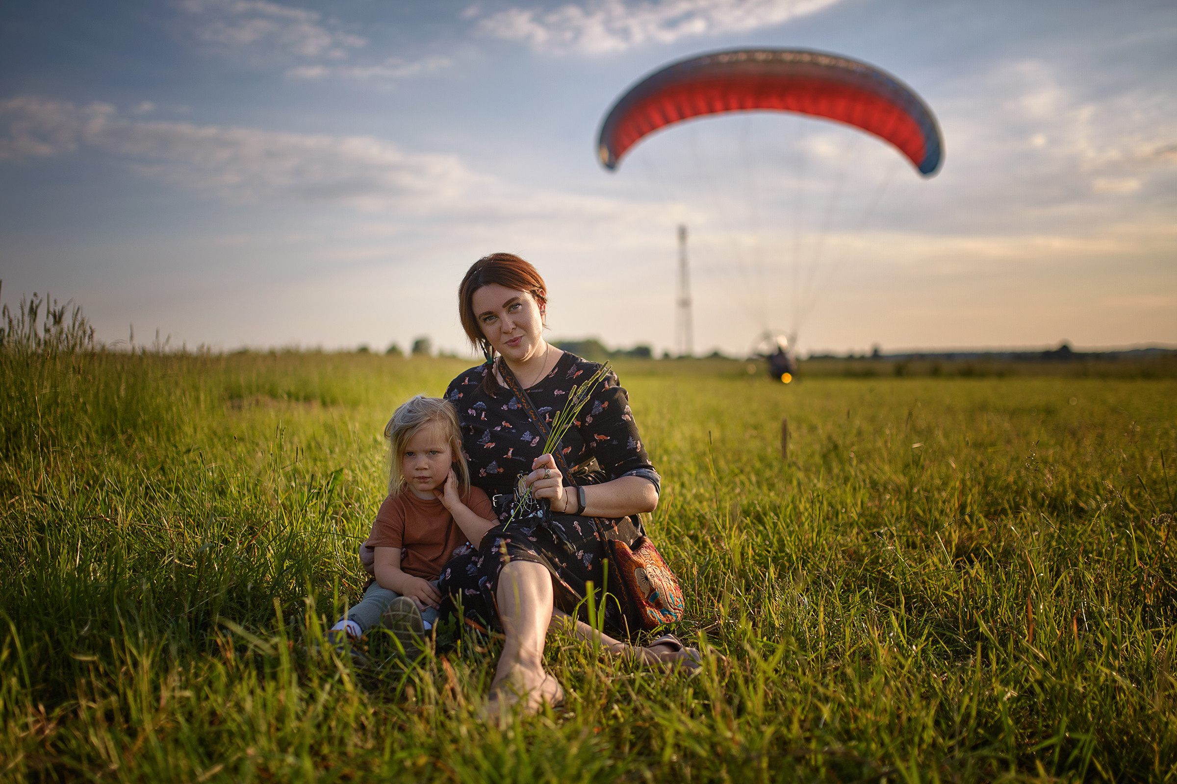 Небо, паралёт и девушка. Фотограф Роман Желтухин