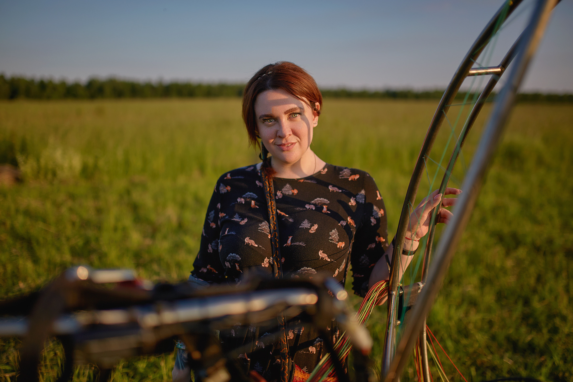 Небо, паралёт и девушка. Фотограф Роман Желтухин