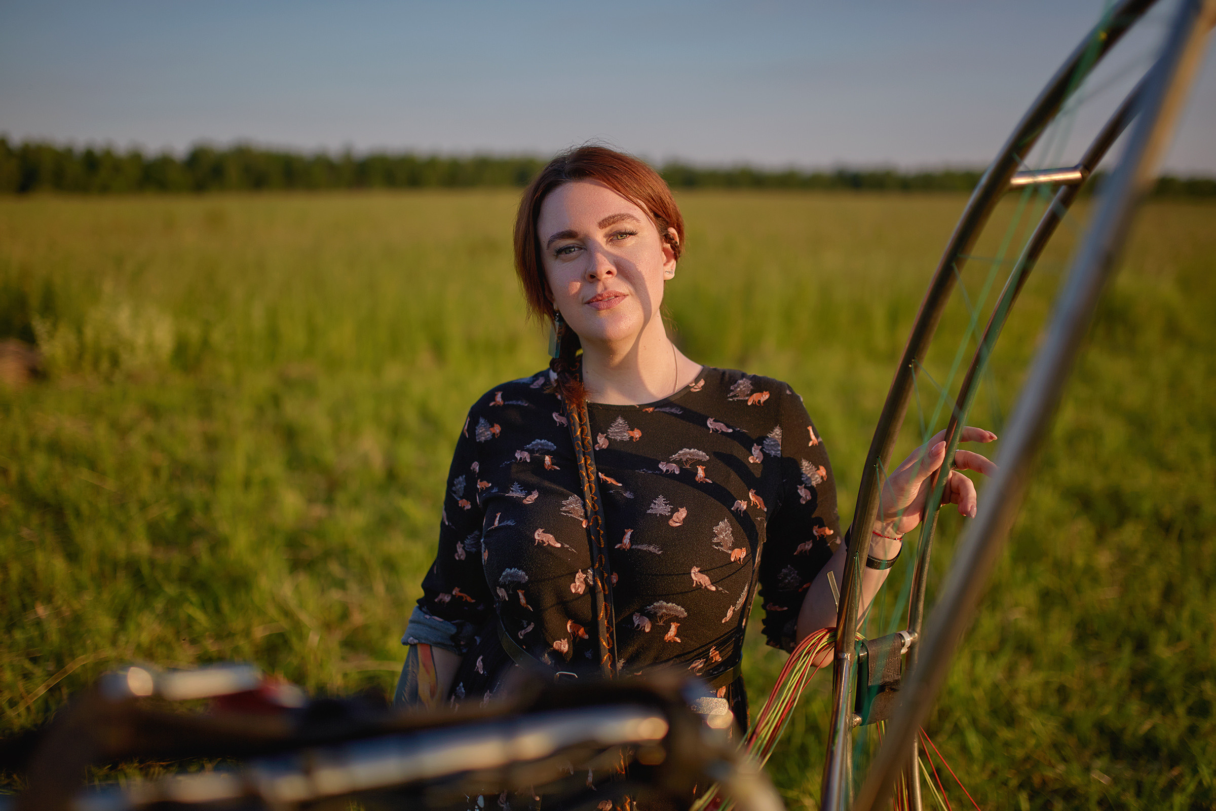 Небо, паралёт и девушка. Фотограф Роман Желтухин