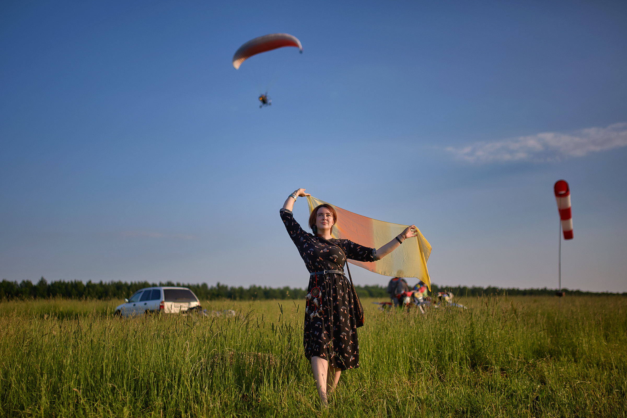 Небо, паралёт и девушка. Фотограф Роман Желтухин