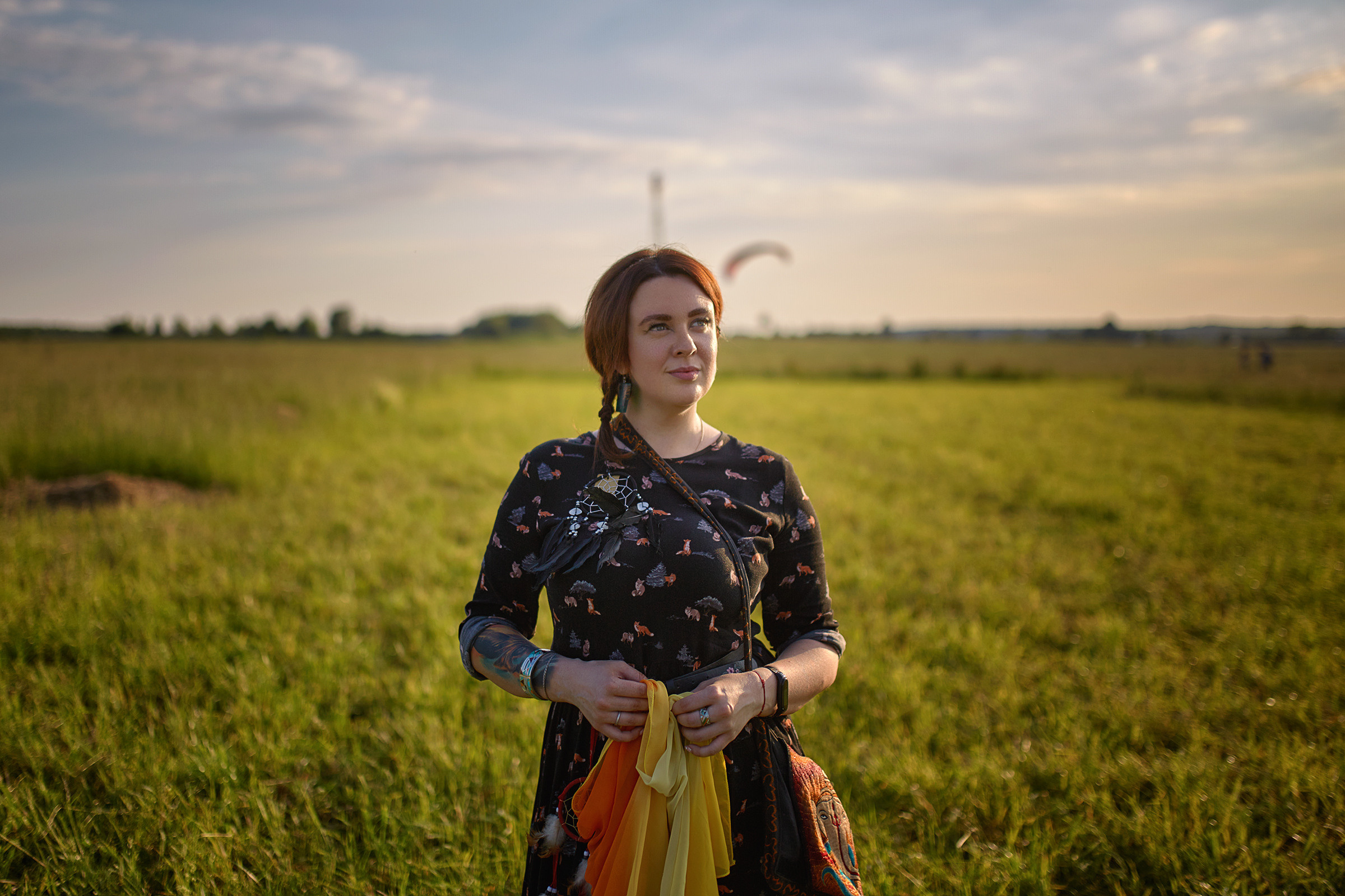 Небо, паралёт и девушка. Фотограф Роман Желтухин