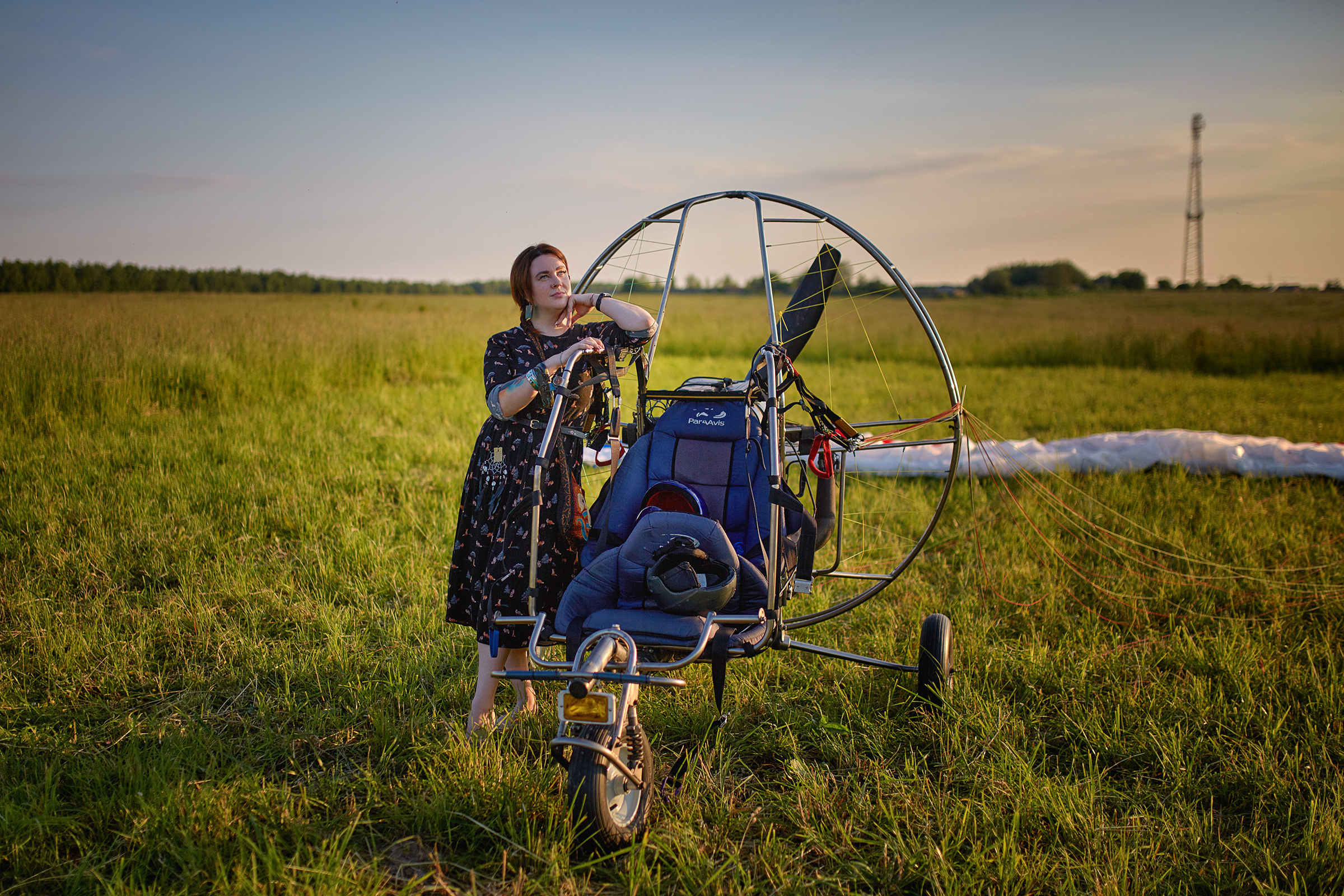 Небо, паралёт и девушка. Фотограф Роман Желтухин