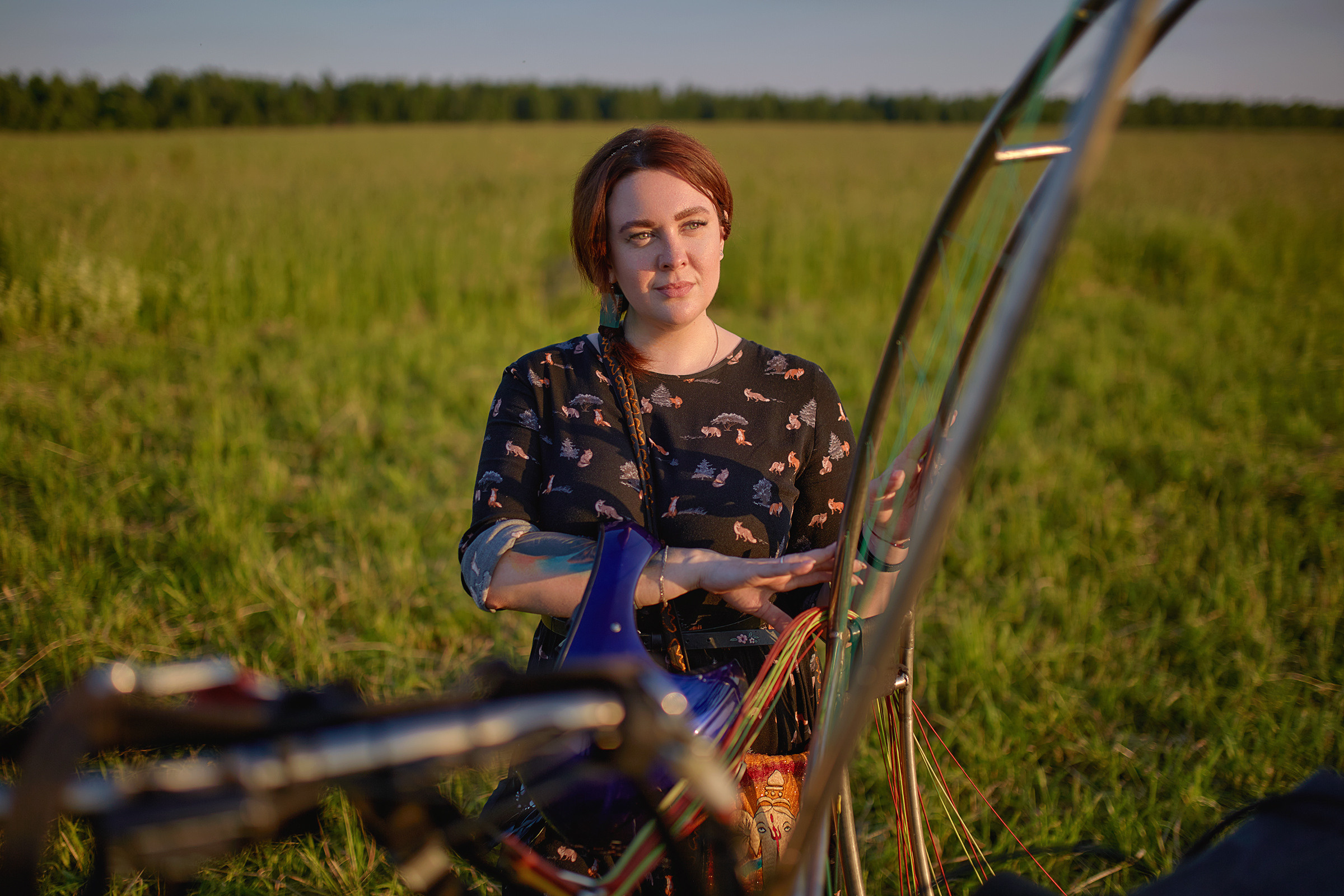 Небо, паралёт и девушка. Фотограф Роман Желтухин