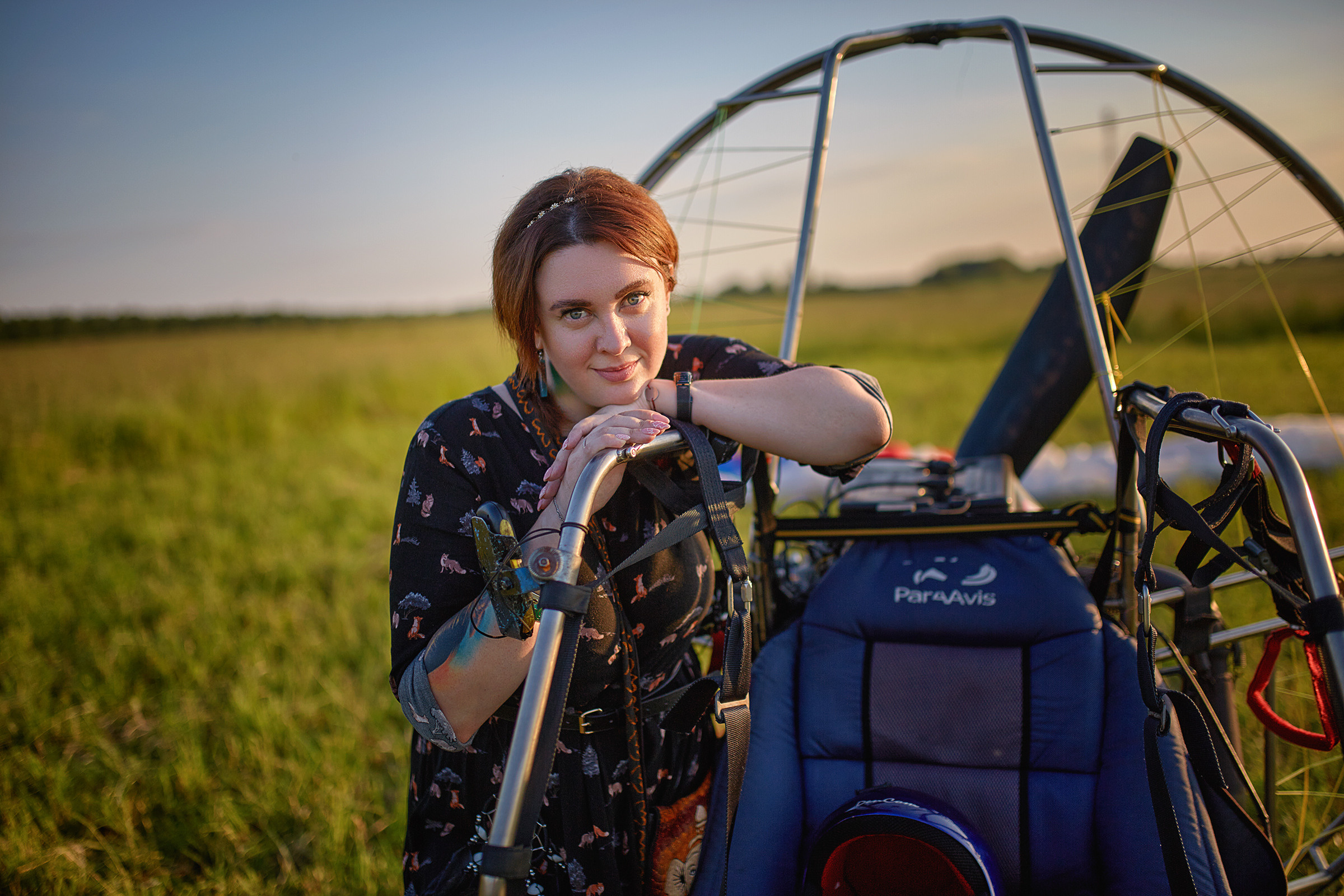 Небо, паралёт и девушка. Фотограф Роман Желтухин