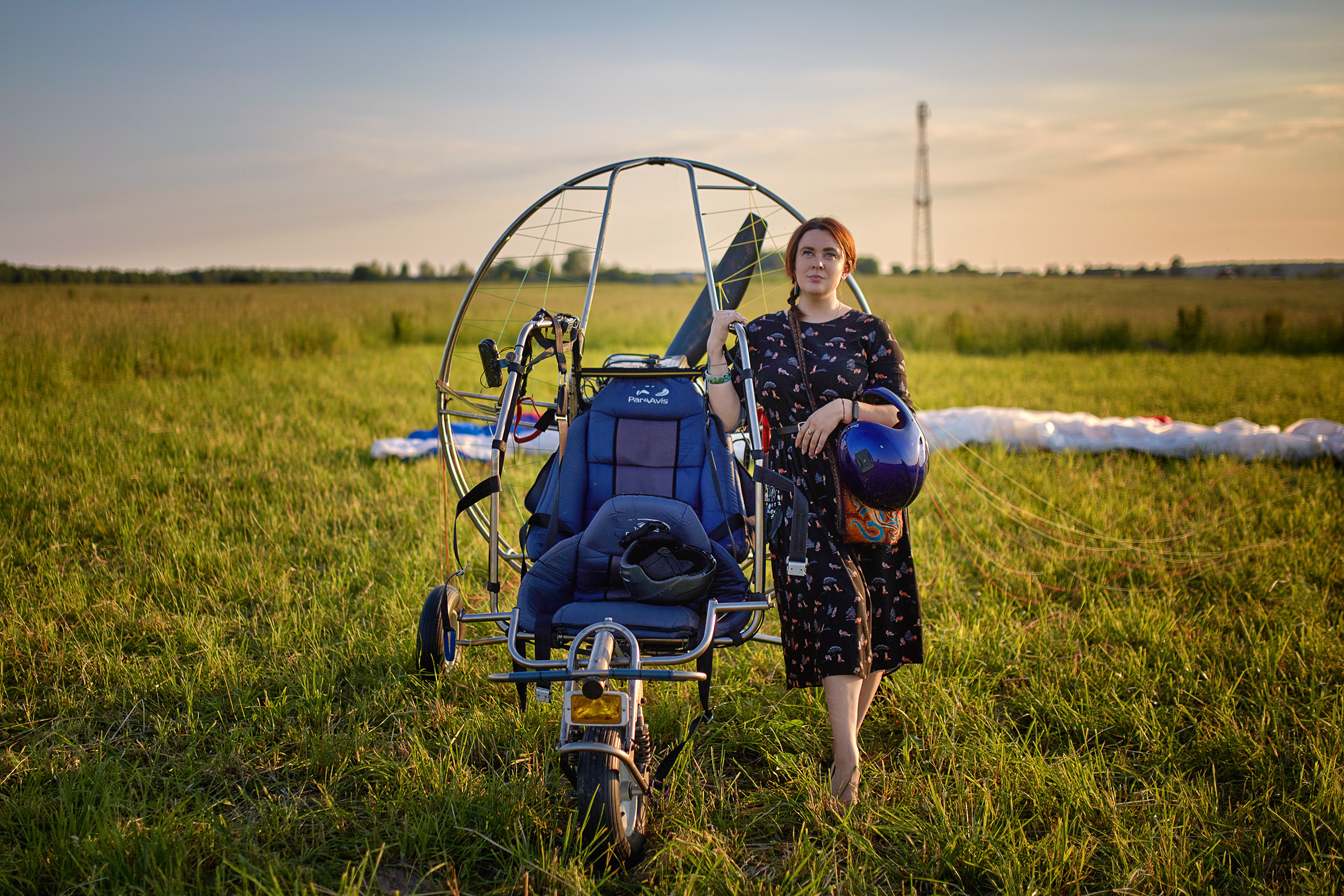 Небо, паралёт и девушка. Фотограф Роман Желтухин