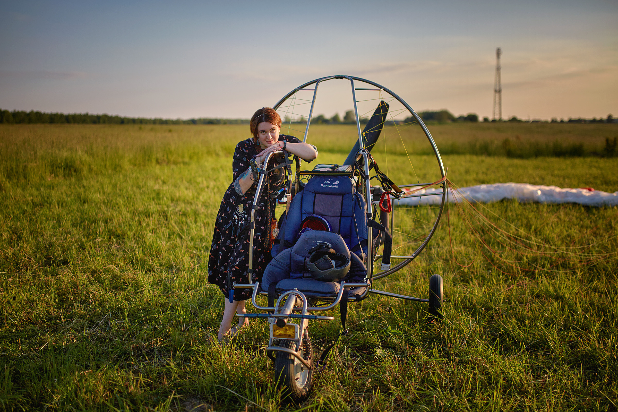 Небо, паралёт и девушка. Фотограф Роман Желтухин
