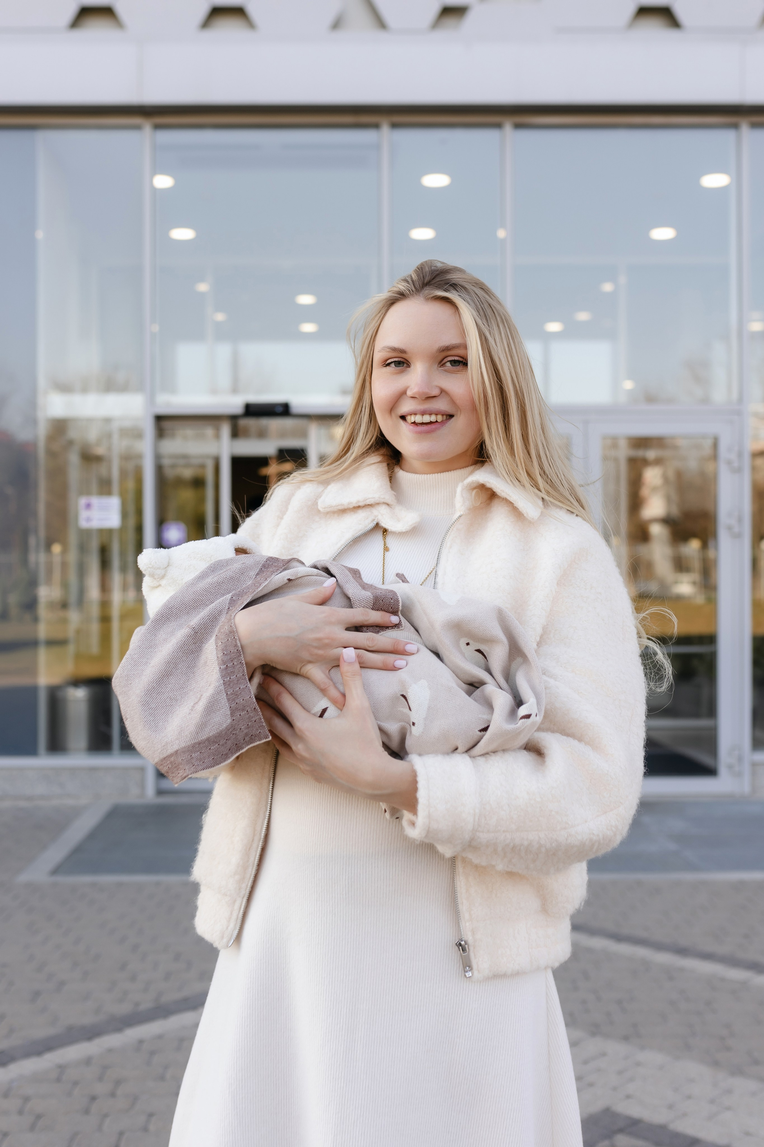 Фотограф на выписку из роддома в Краснодаре, выписка из Екатерининского роддома, фотограф Яна Морева. Семейный фотограф в Краснодаре Яна Морева