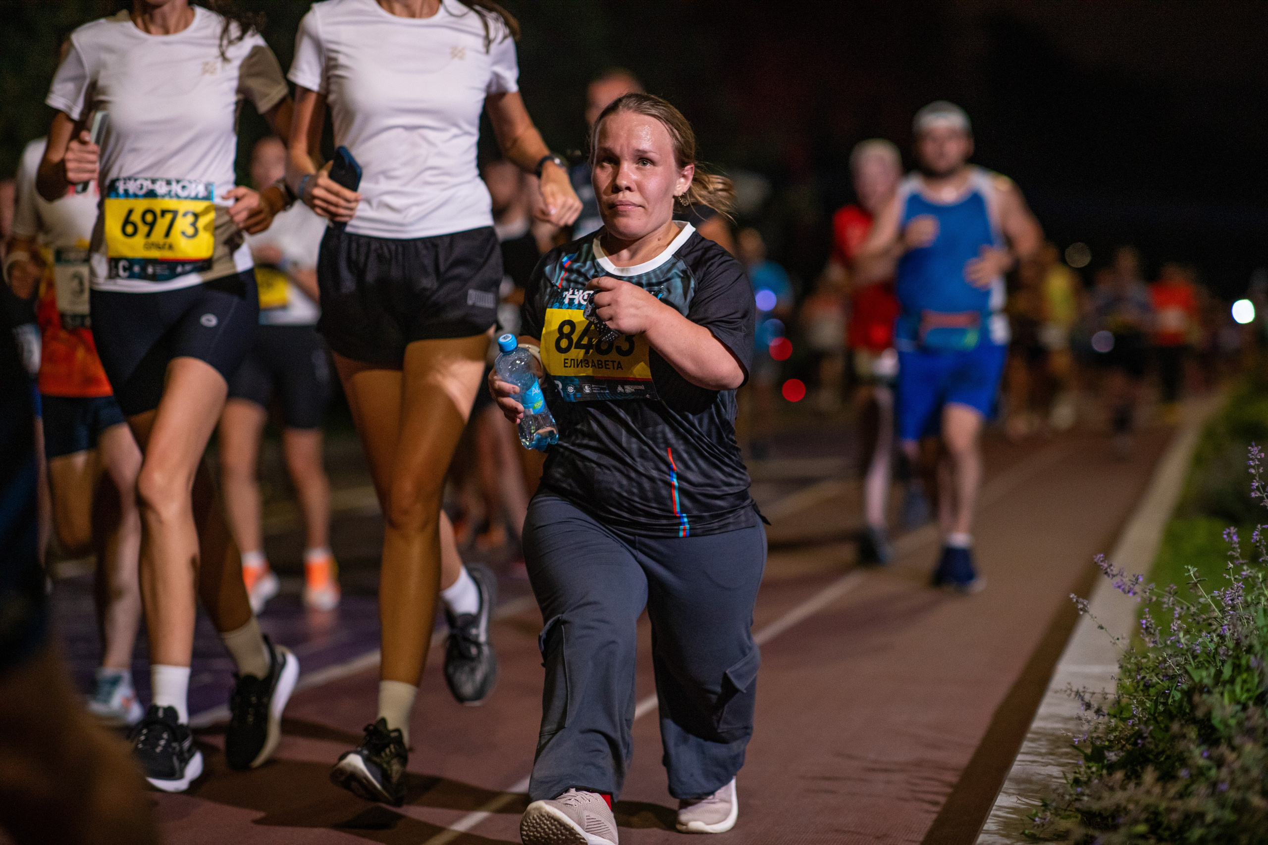 Ночной забег в ленте фотографий бегунов 03.08.24. Фотограф Сергей Ловкий